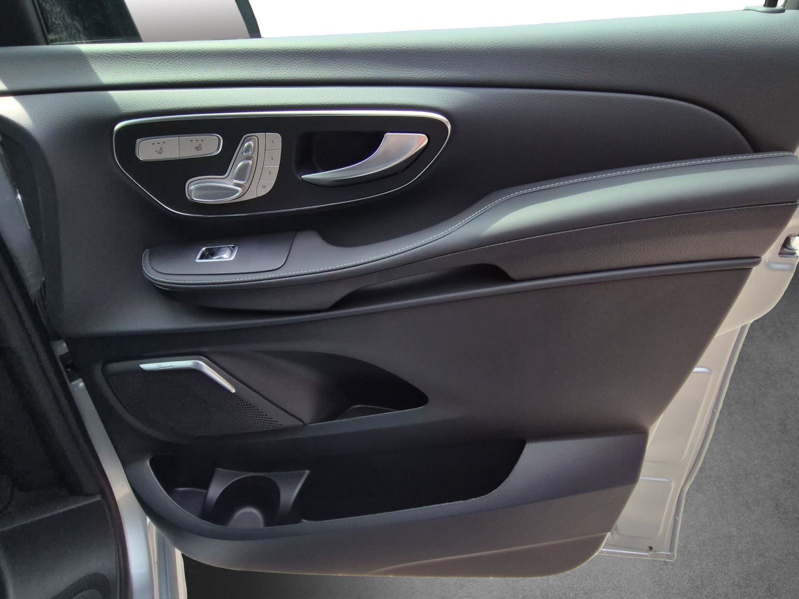 MERCEDES-BENZ V 300 d lang Swiss 9G-T-image-15