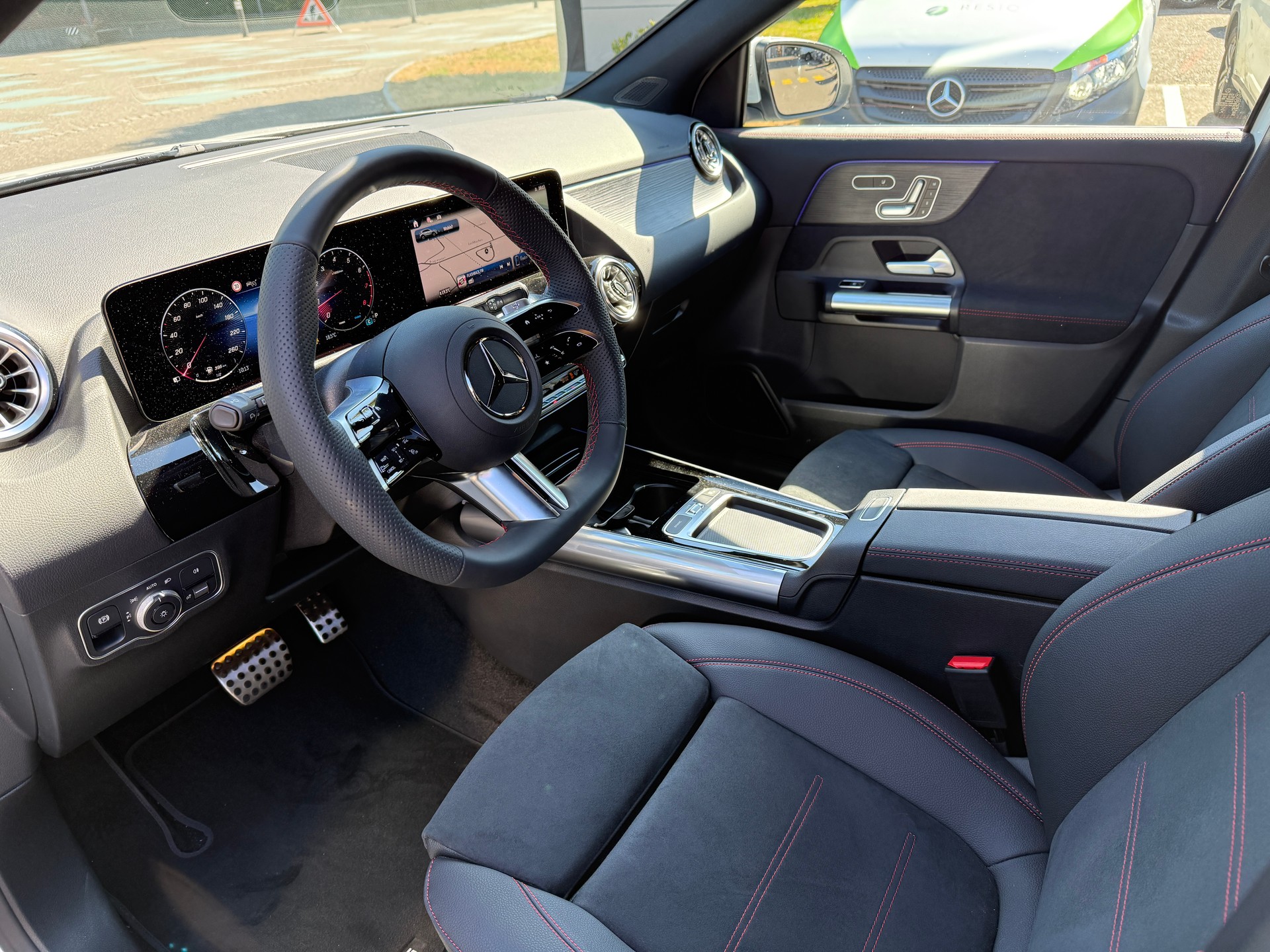 MERCEDES-BENZ GLA 250 Swiss Star AMG Line 4matic-image-3