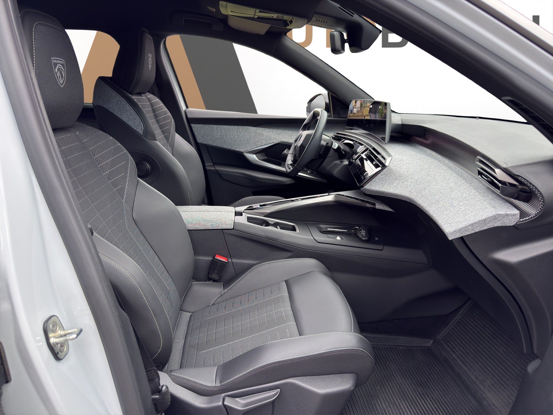 PEUGEOT 5008 1.2 Hybrid e-DCS6 GT 7 Plätzer-image-12