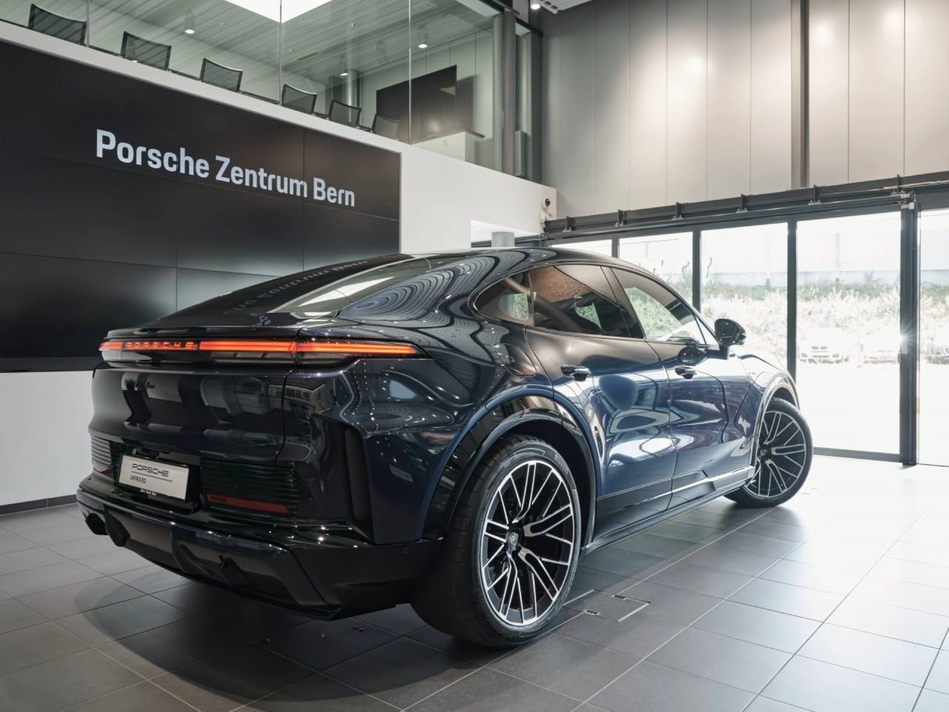PORSCHE Cayenne Turbo Coupé Electric-showroom-element-2