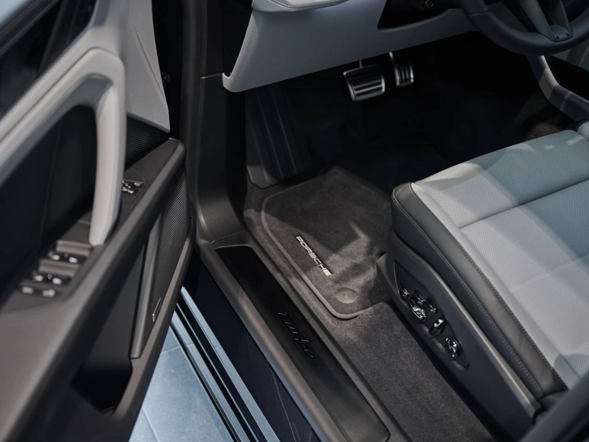 PORSCHE Cayenne Turbo Coupé Electric-image-21
