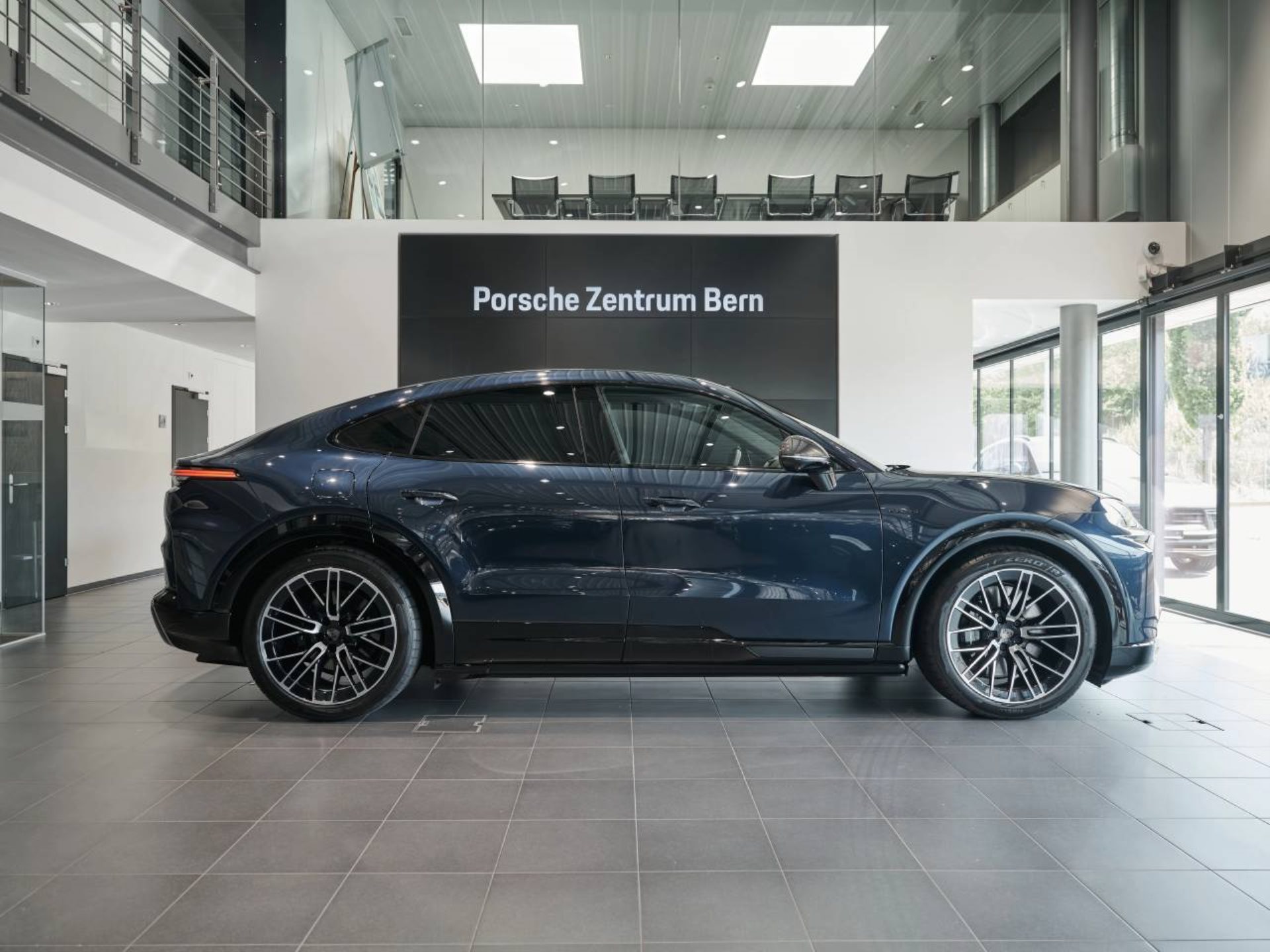 PORSCHE Cayenne Turbo Coupé Electric-showroom-element-1