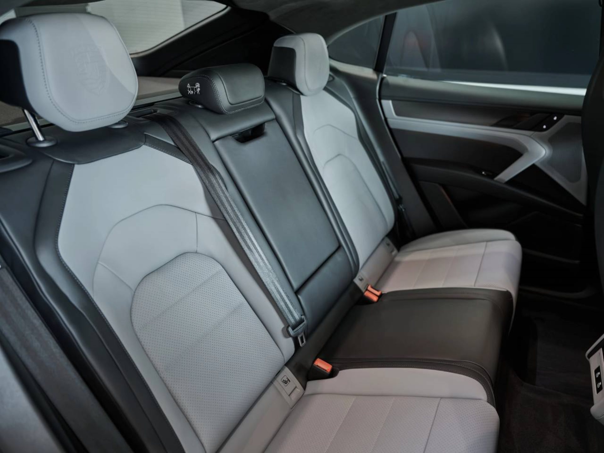 PORSCHE Cayenne Turbo Coupé Electric-image-19