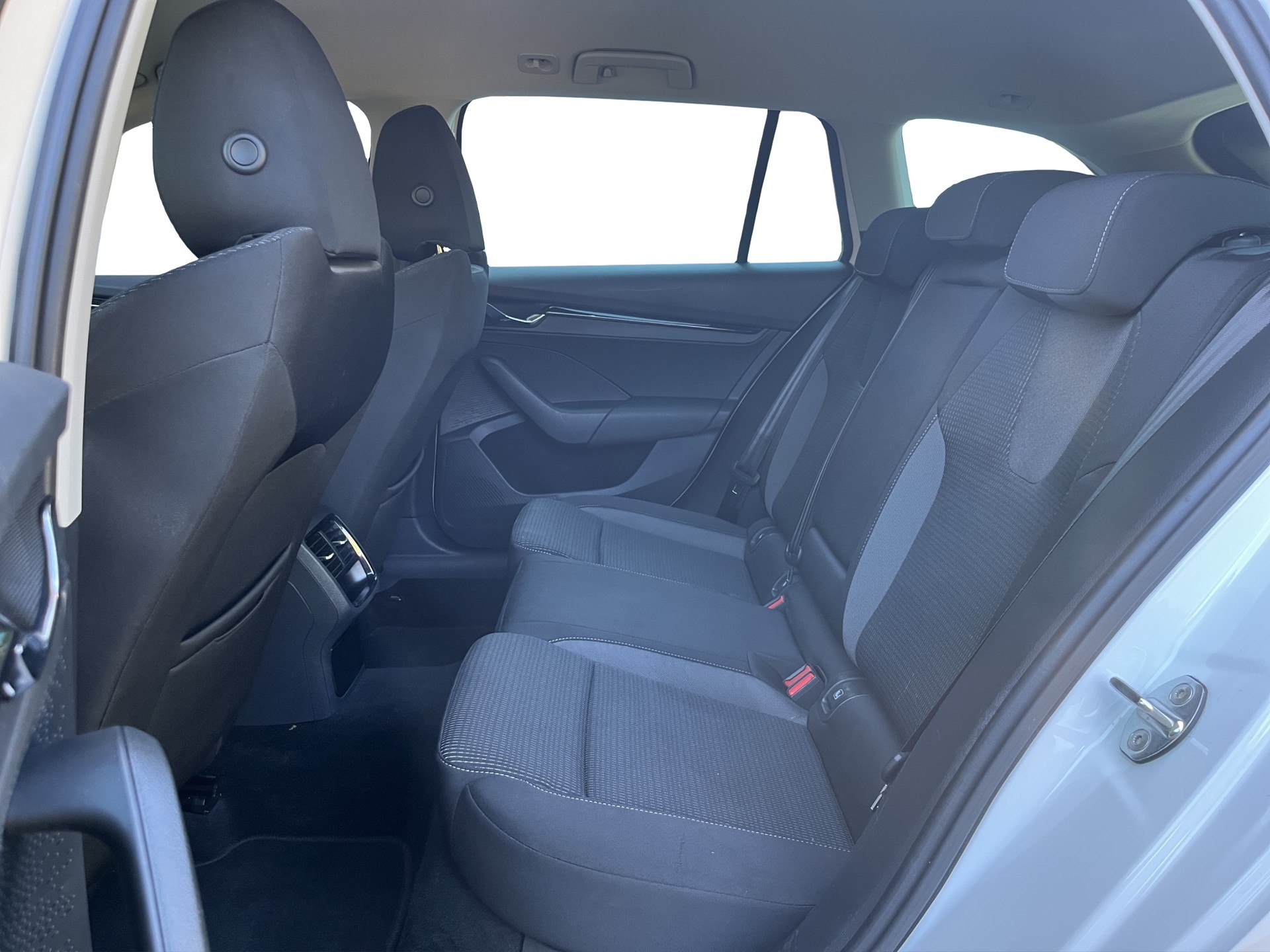 SKODA Octavia Combi 2.0 TDI DSG Ambition 4x4-image-10