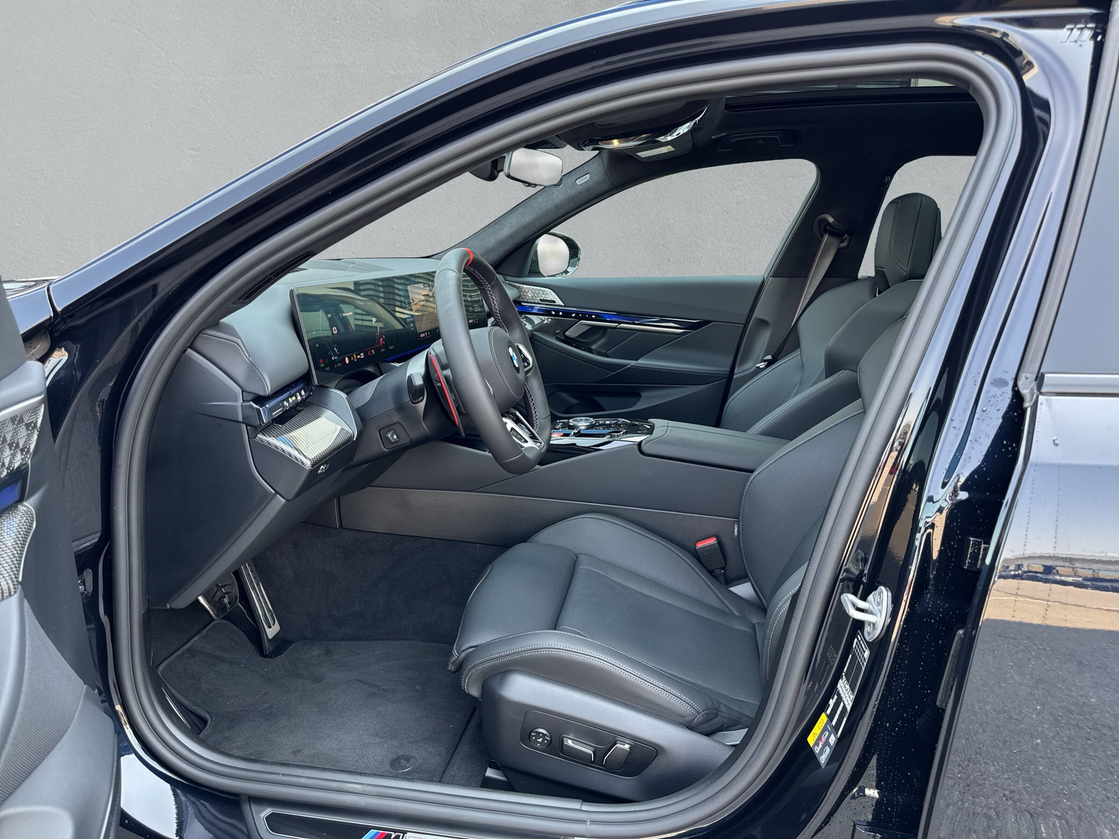 BMW M5 xDrive Touring-image-11