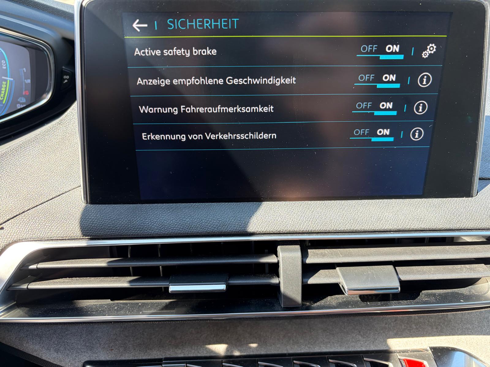 PEUGEOT 3008 1.6 Plug-in Hybrid4 GT-image-16