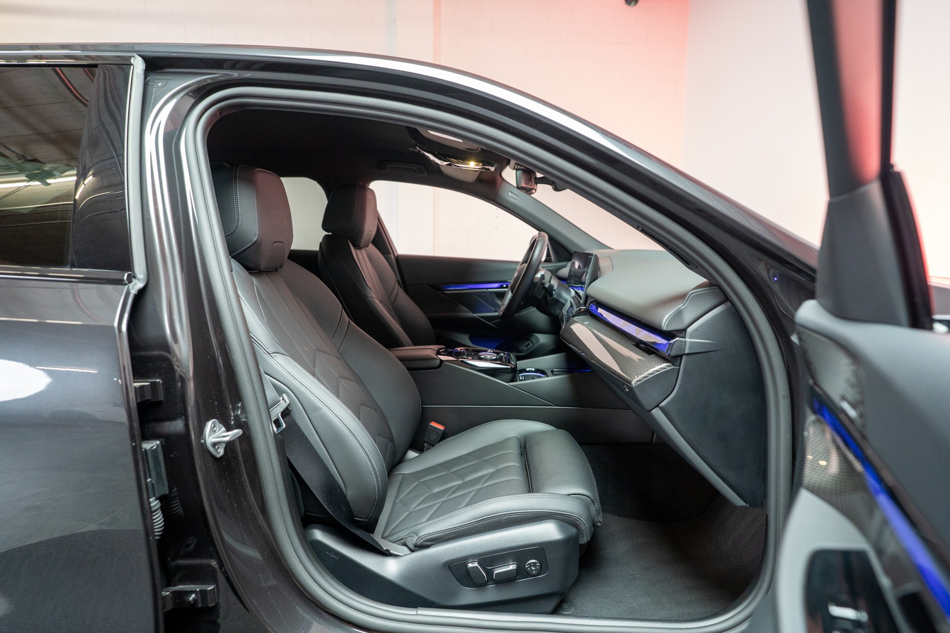 BMW 520i M Sport / HeadUp / 360°Kamer / Sitzbelüftung-image-14