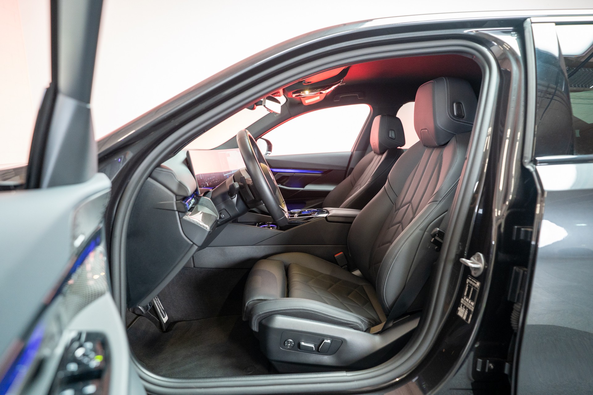 BMW 520i M Sport / HeadUp / 360°Kamer / Sitzbelüftung-image-8