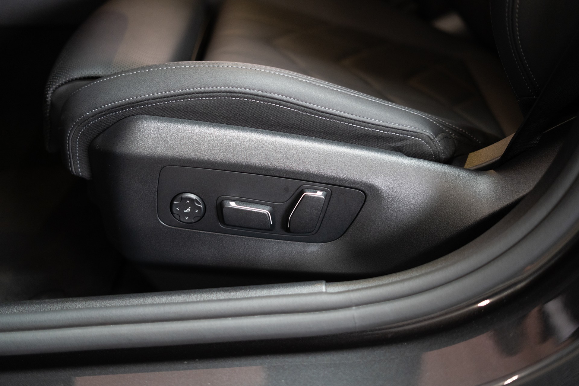 BMW 520i M Sport / HeadUp / 360°Kamer / Sitzbelüftung-image-12
