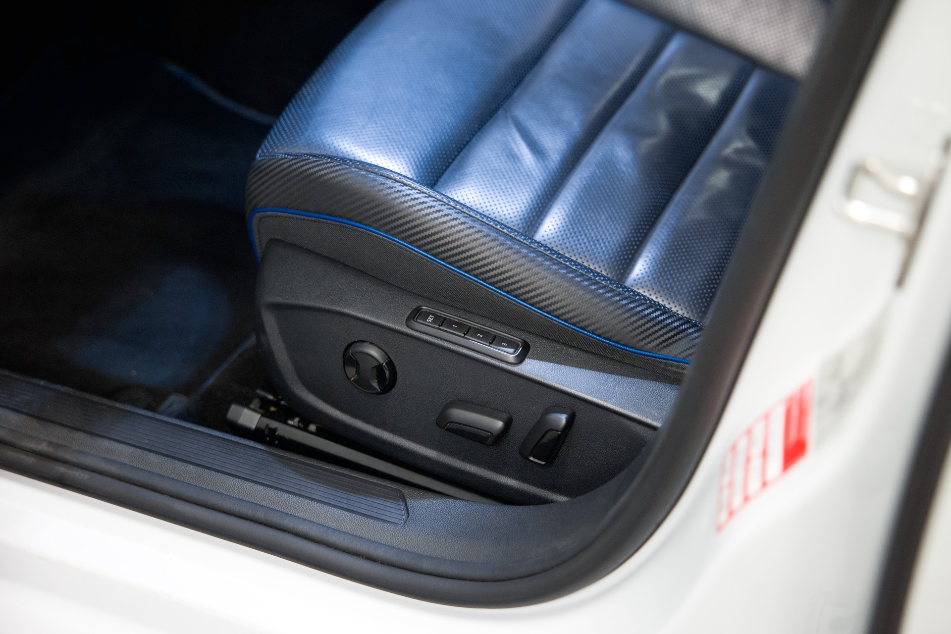 VW Golf 2.0 TSI R DSG 4Motion-image-24