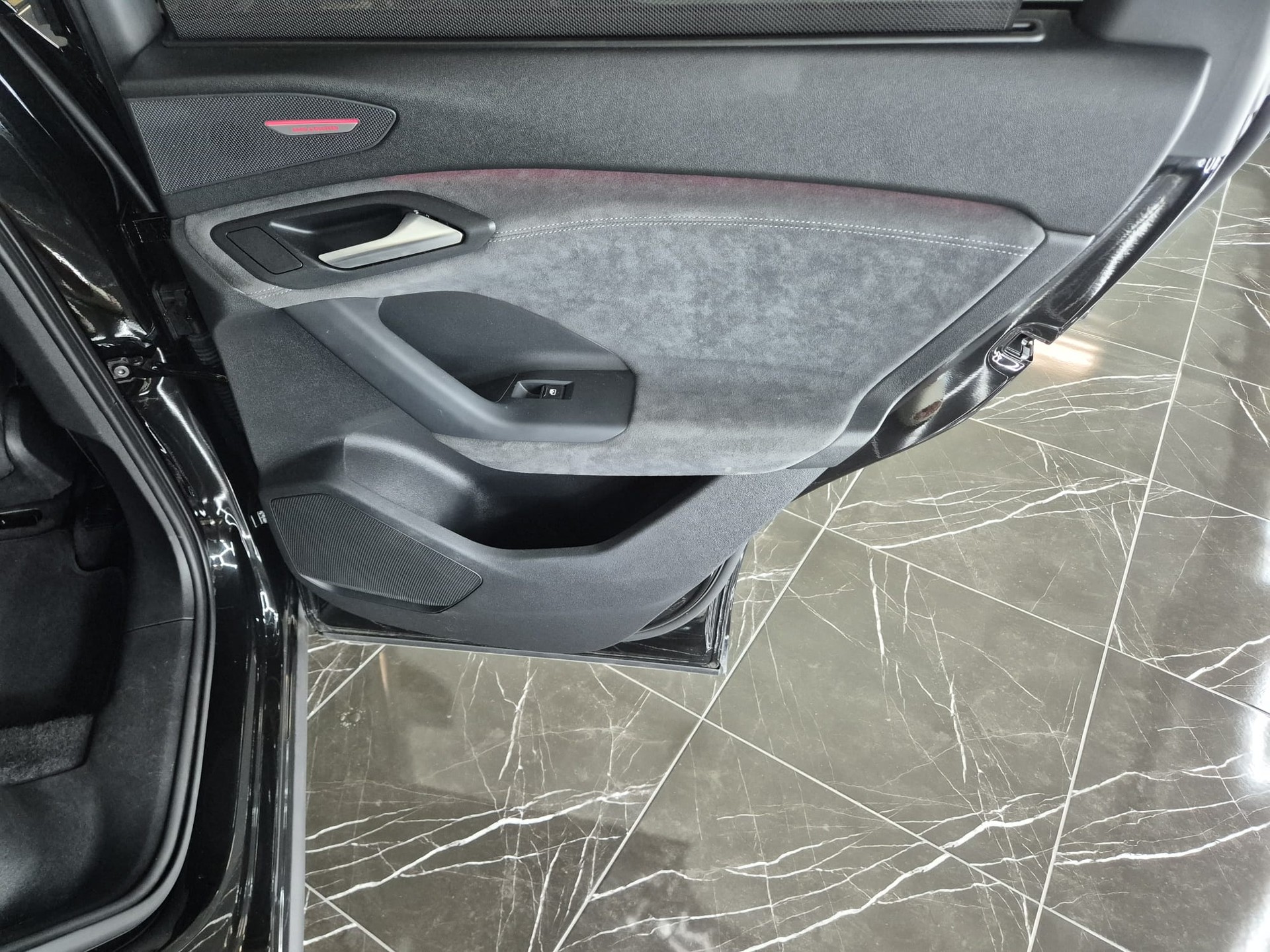 AUDI Q6 e-tron quattro S-LINE-image-25