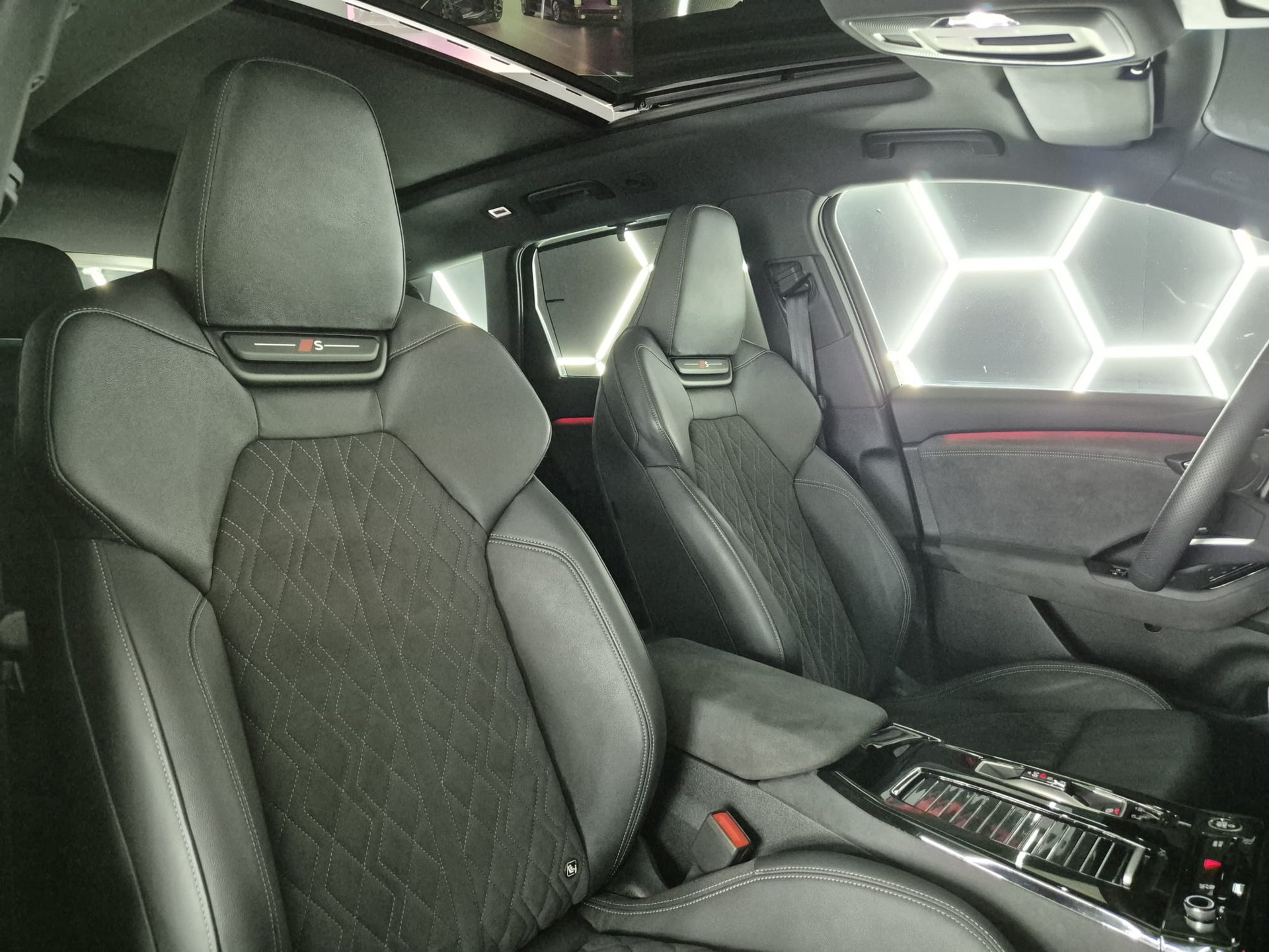 AUDI Q6 e-tron quattro S-LINE-image-28