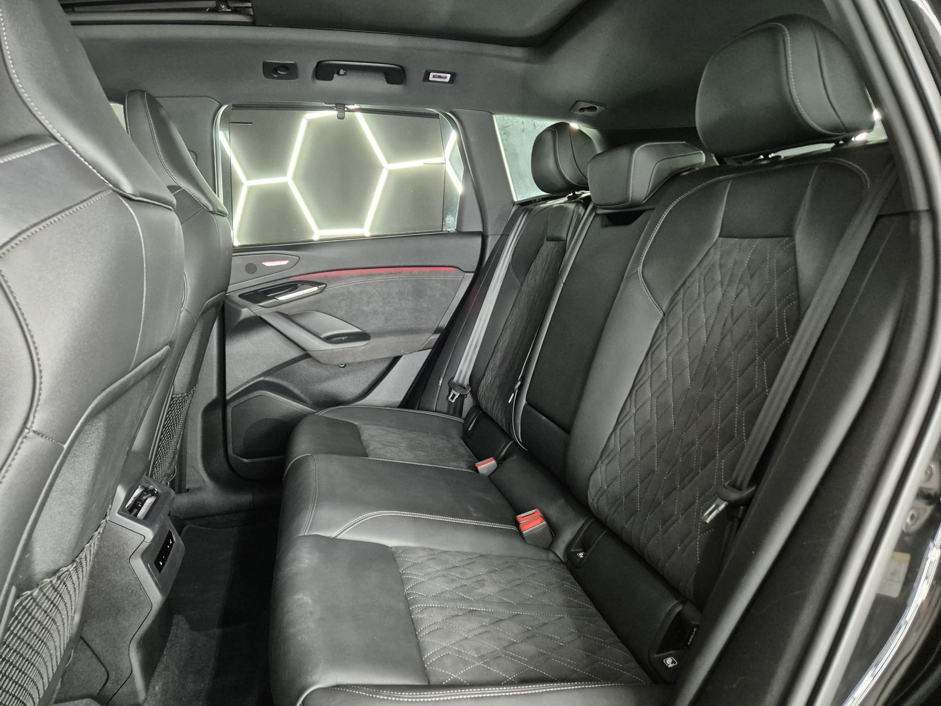 AUDI Q6 e-tron quattro S-LINE-image-20