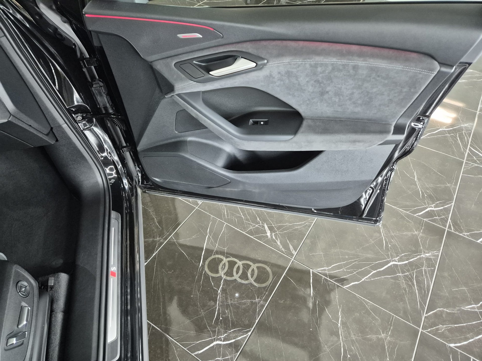 AUDI Q6 e-tron quattro S-LINE-image-30