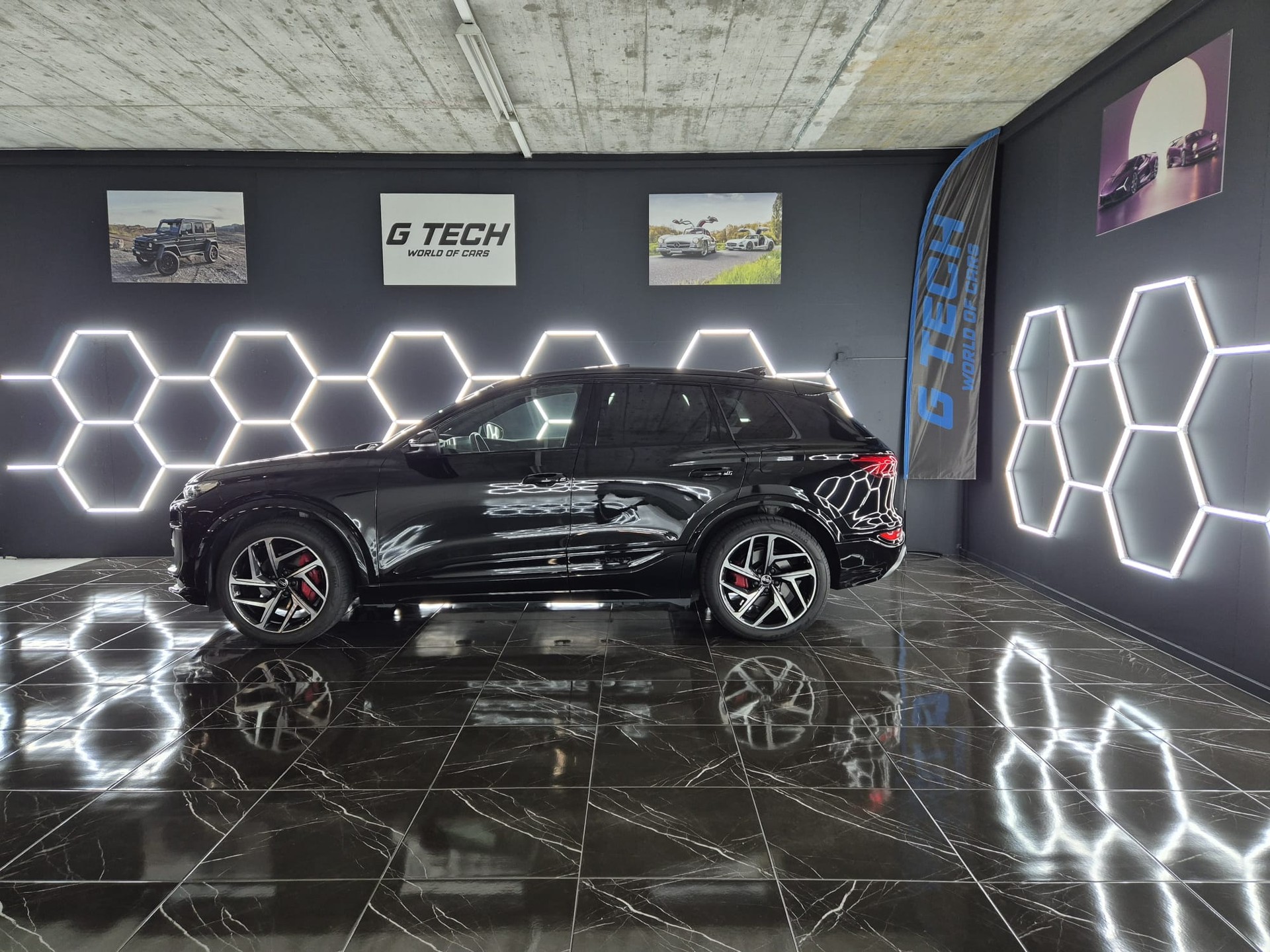 AUDI Q6 e-tron quattro S-LINE-showroom-element-1