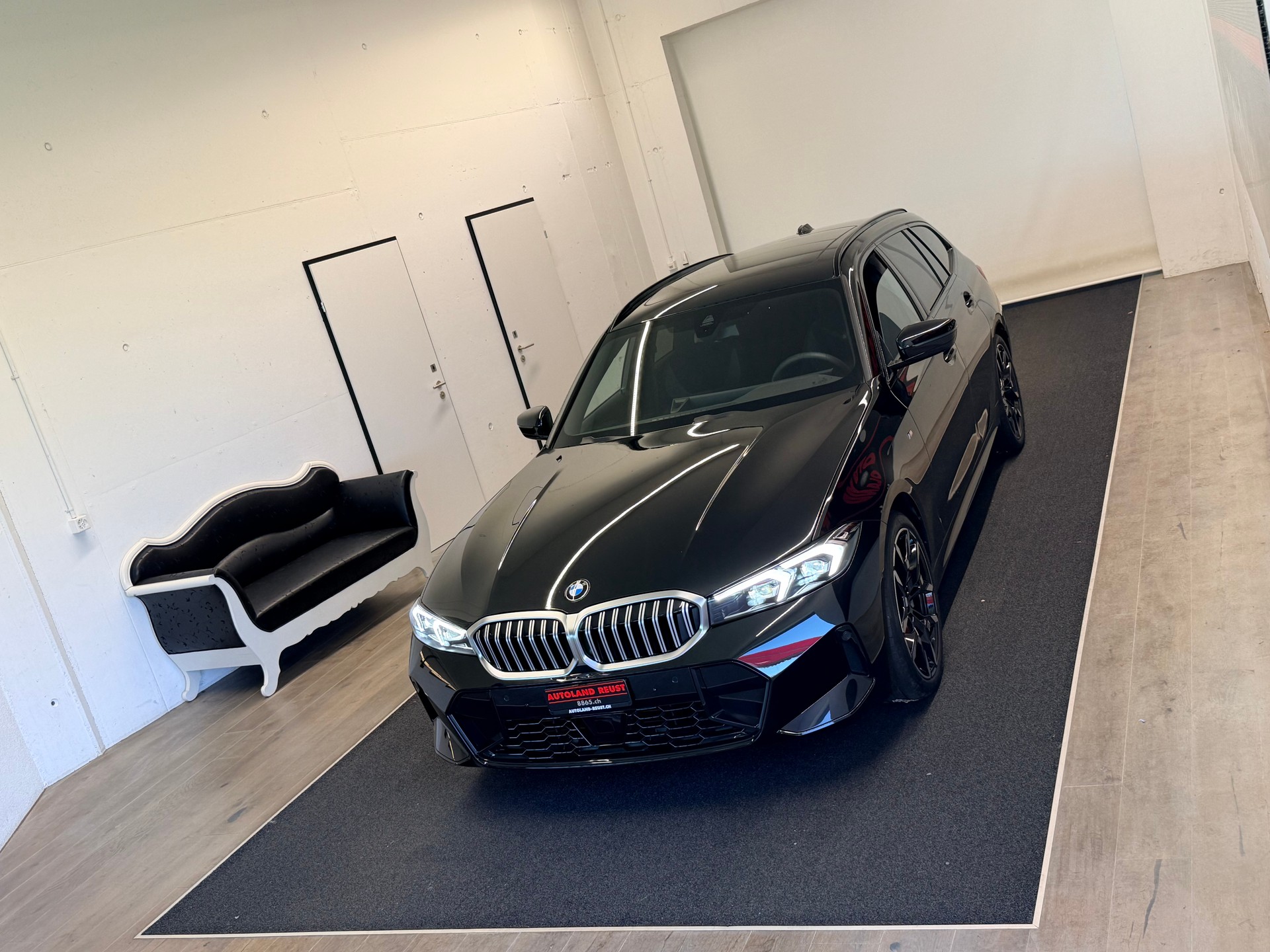 BMW 330i Touring xDrive Steptronic M Sport-showroom-element-3