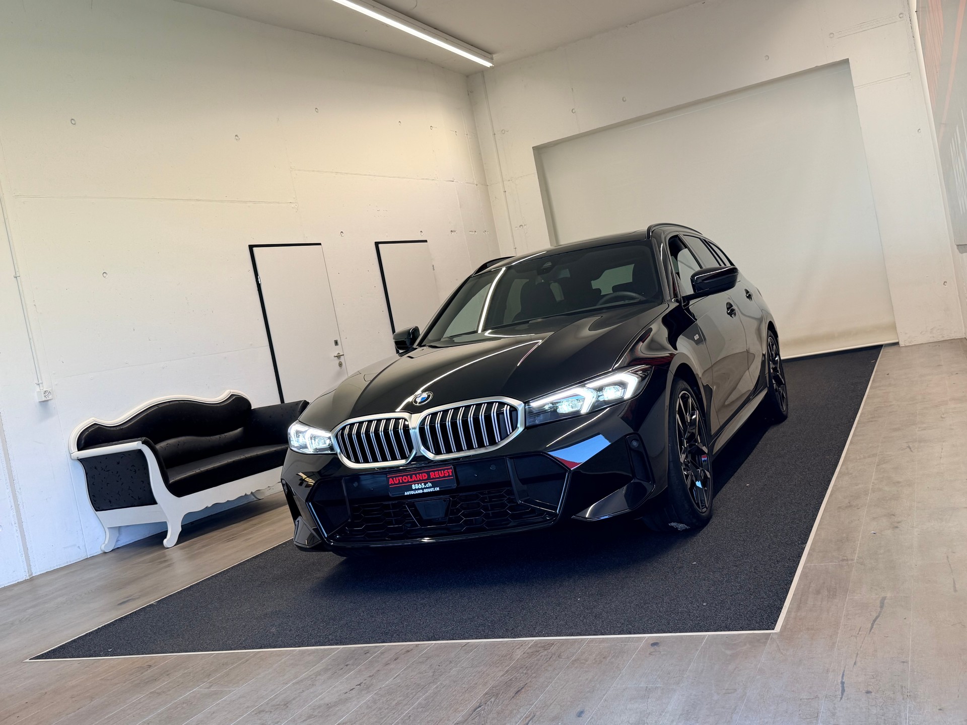 BMW 330i Touring xDrive Steptronic M Sport-showroom-element-2
