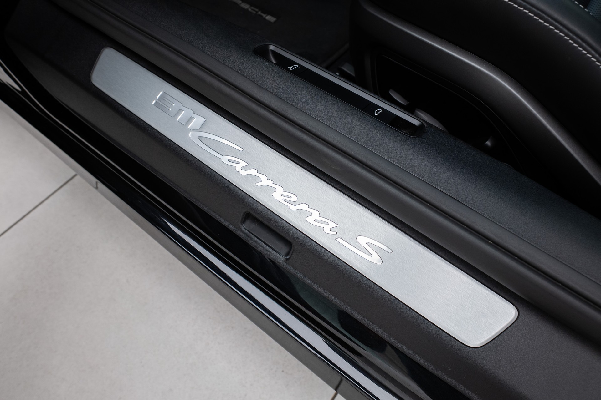 PORSCHE 911 Carrera S-image-8