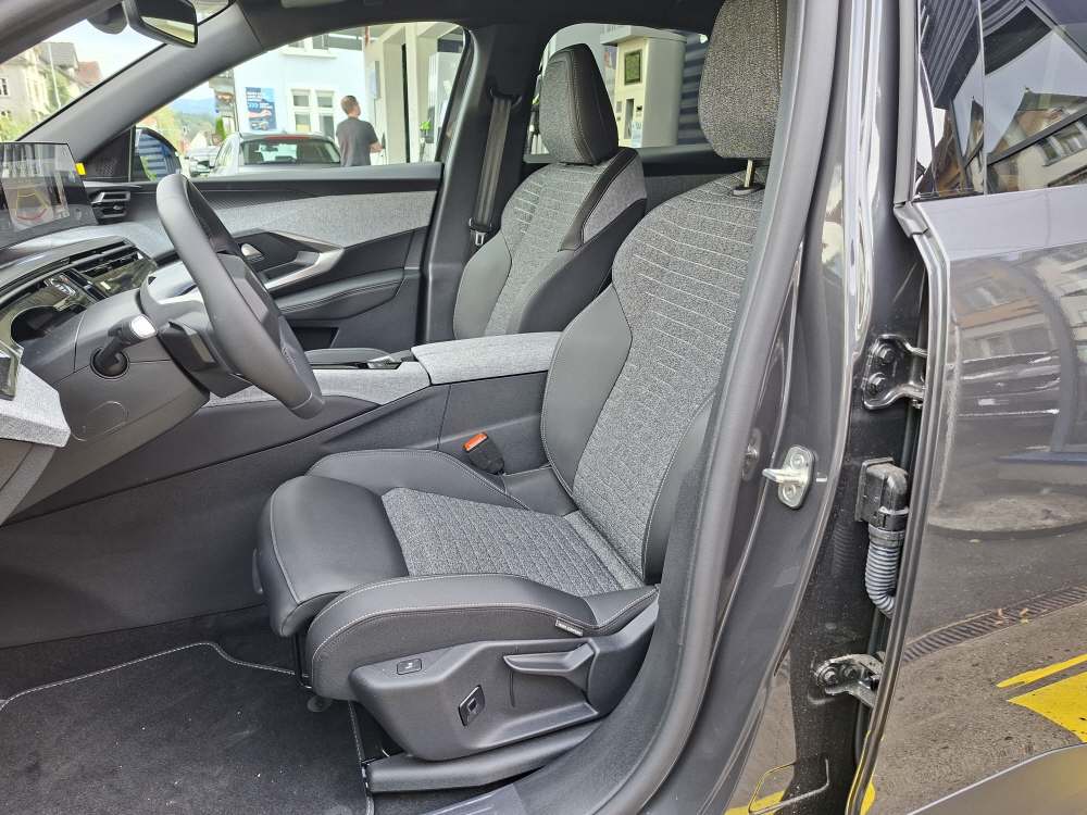 PEUGEOT 3008 1.2 Hybrid Allure-image-6