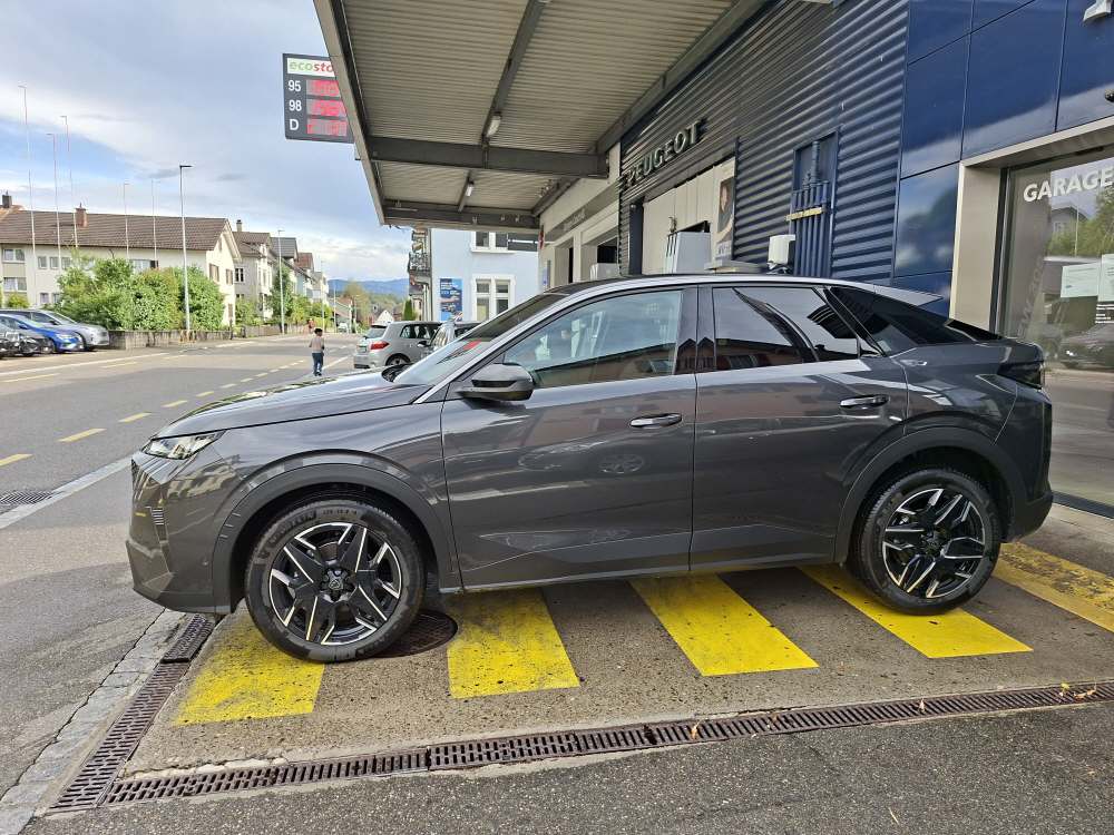 PEUGEOT 3008 1.2 Hybrid Allure-image-3