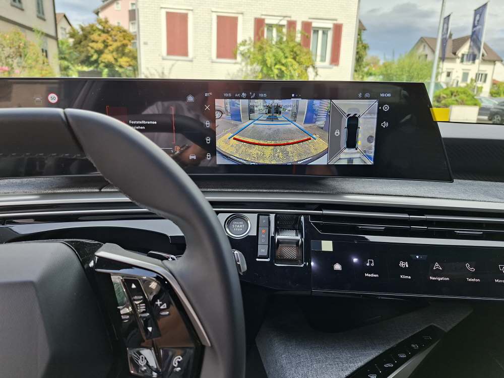 PEUGEOT 3008 1.2 Hybrid Allure-image-10