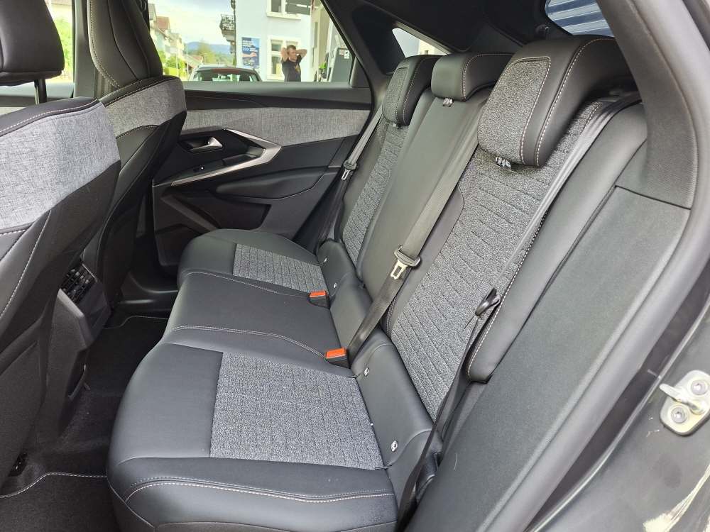 PEUGEOT 3008 1.2 Hybrid Allure-image-7