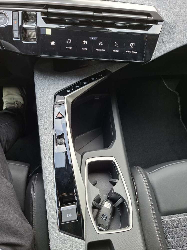 PEUGEOT 3008 1.2 Hybrid Allure-image-11