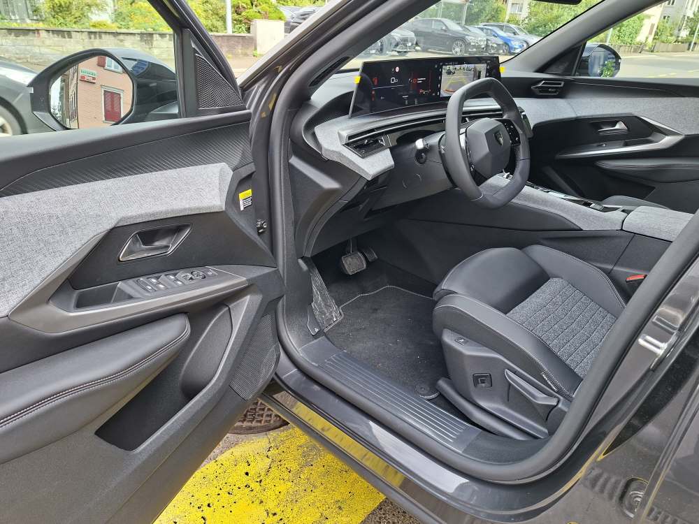 PEUGEOT 3008 1.2 Hybrid Allure-image-9