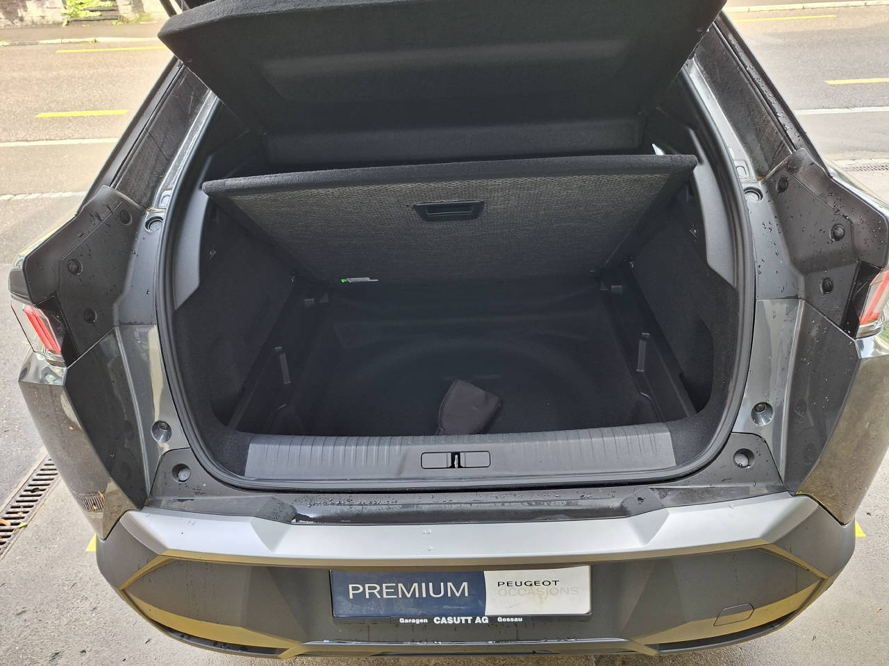PEUGEOT 3008 1.2 Hybrid Allure-image-13