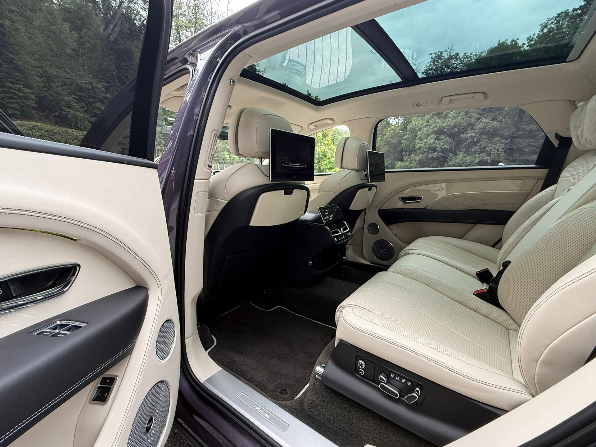 BENTLEY Bentayga EWB V8-image-8