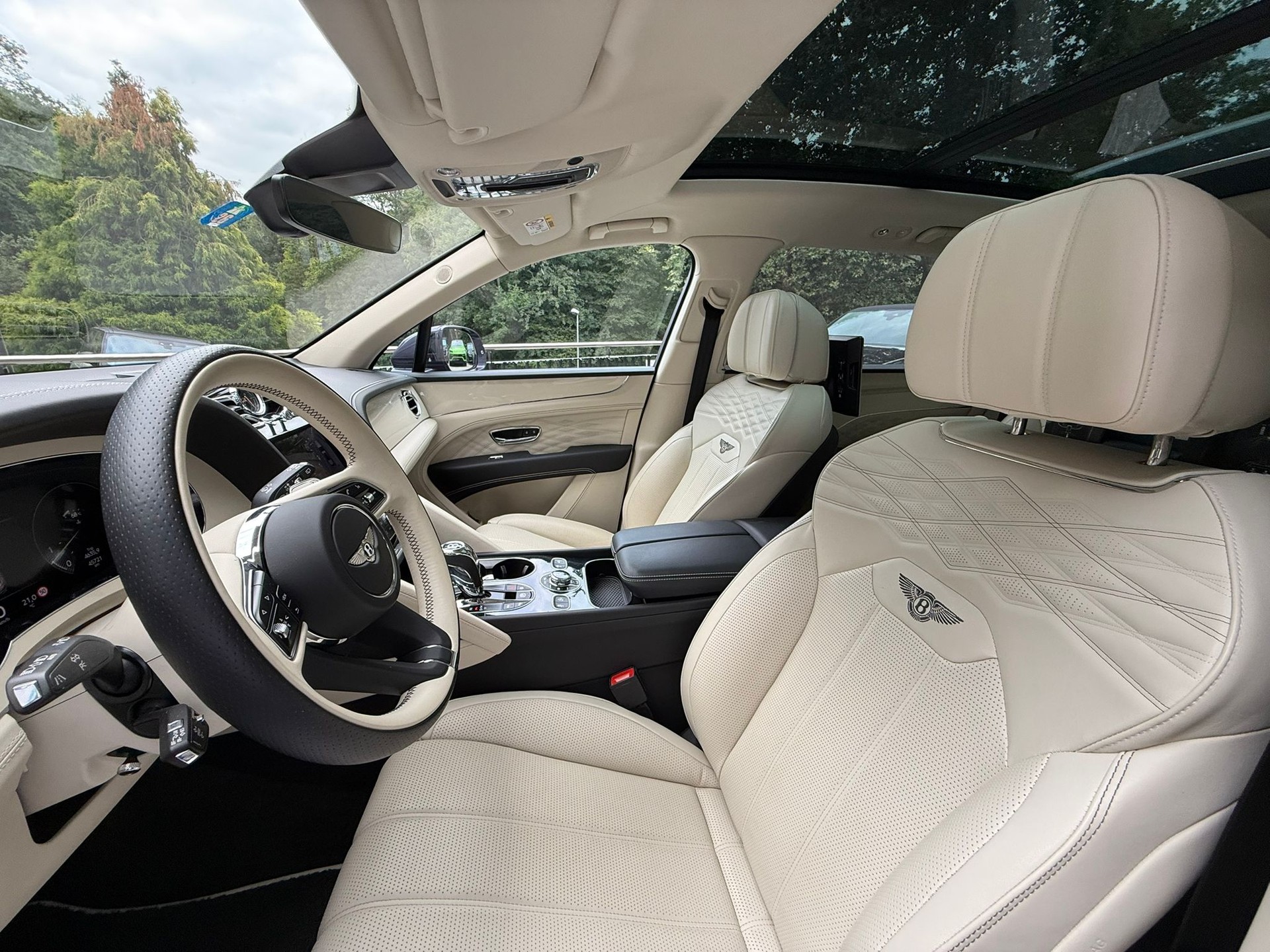 BENTLEY Bentayga EWB V8-image-7