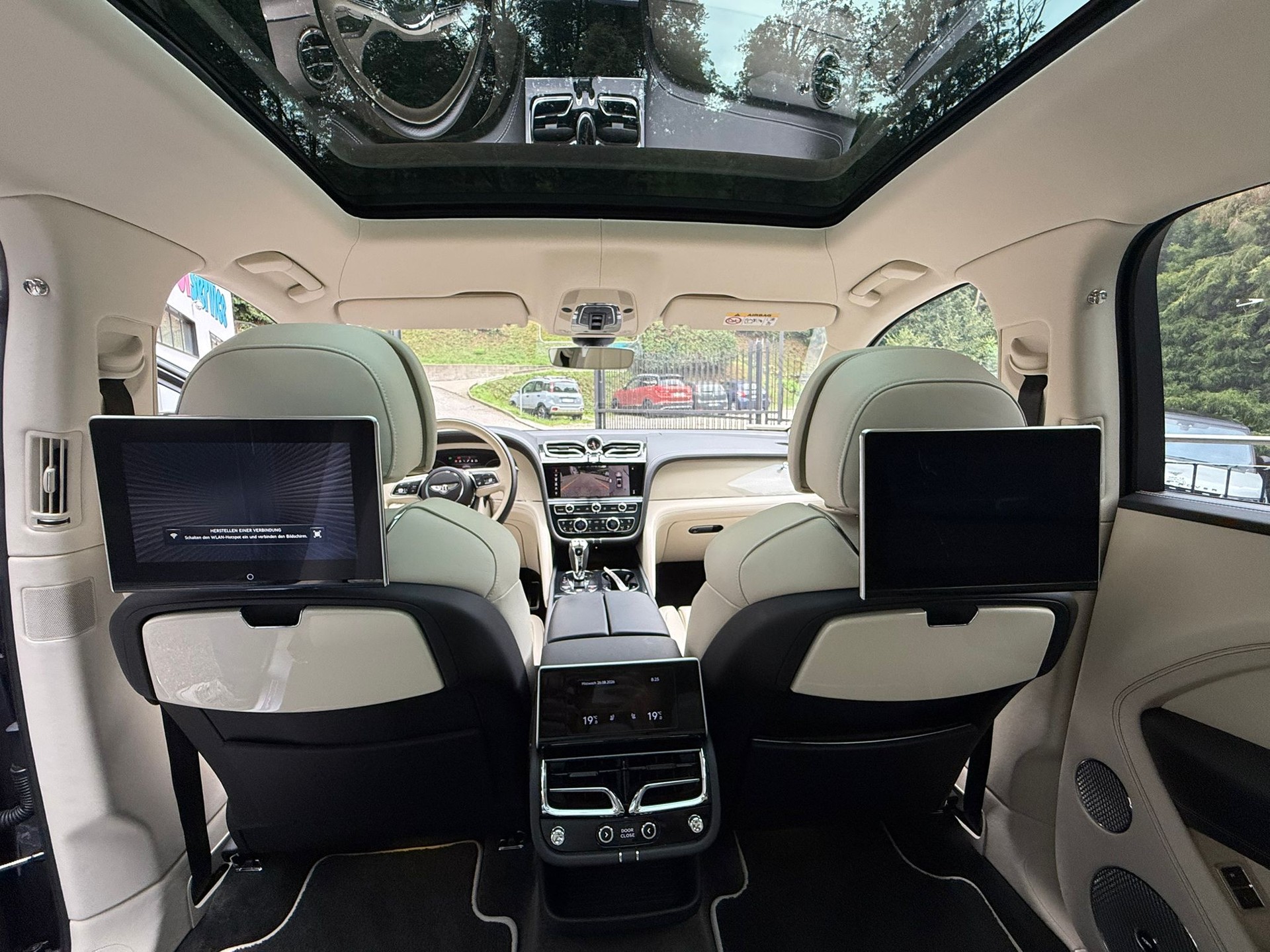BENTLEY Bentayga EWB V8-image-9
