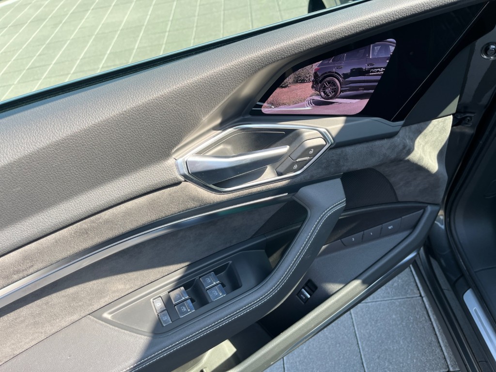 AUDI e-tron 50 S Line quattro-image-10