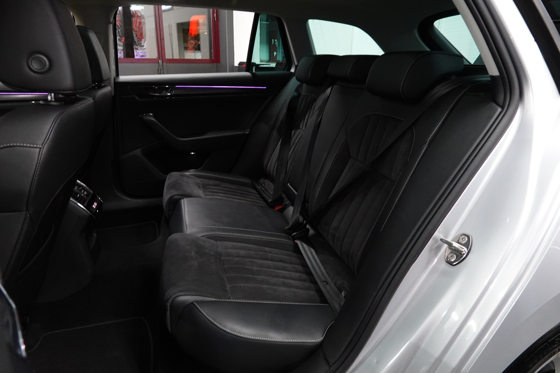SKODA SUPERB COMBI 2.0 TDI SILVER AMBITION 4x4 DSG CH-FZ SEHR SPARSAM VIEL PLATZ-image-31