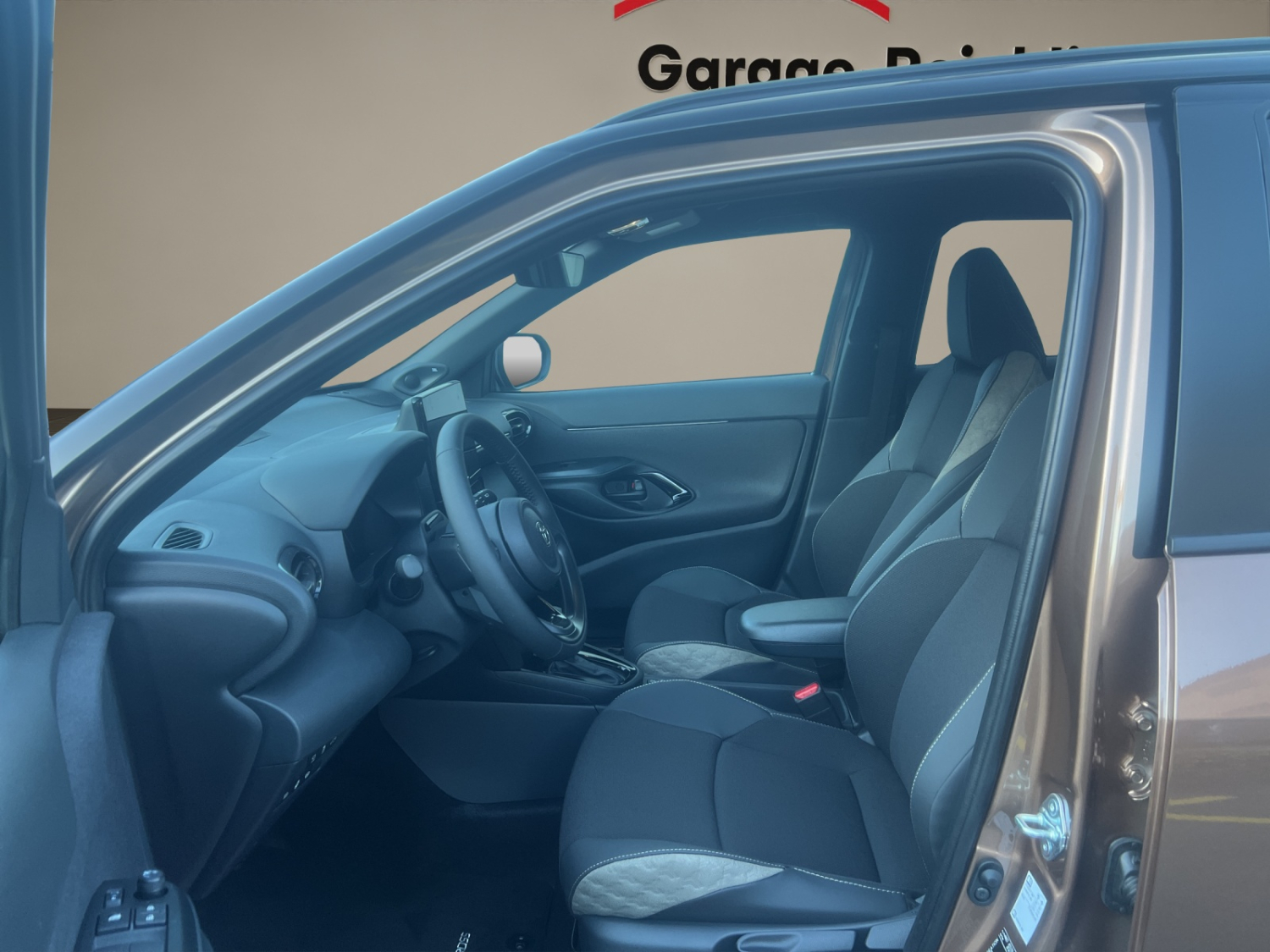 TOYOTA Yaris Cross 1.5 VVT-i HSD Premium AWD-i-image-8