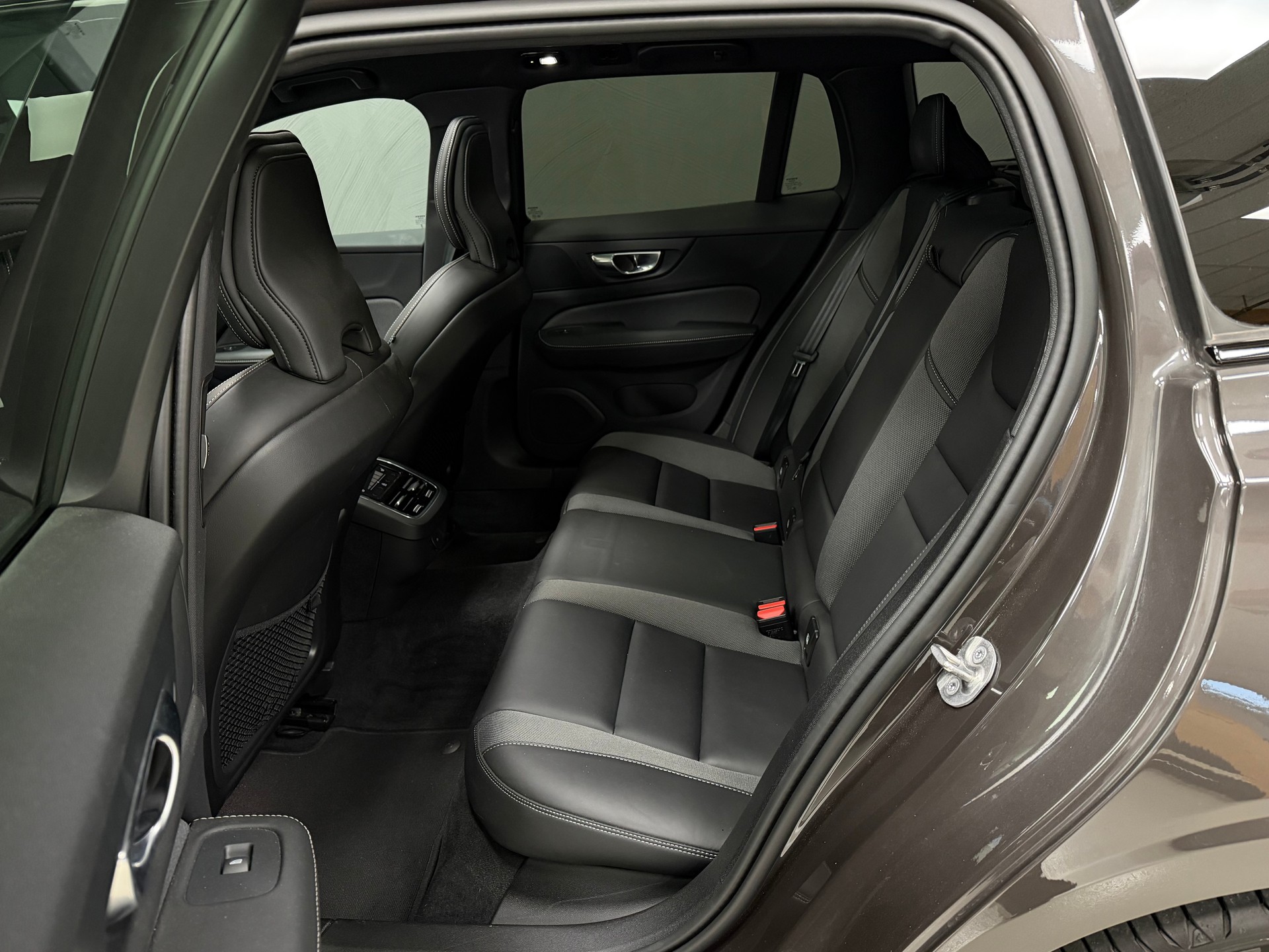 VOLVO V60 B4 Benzin Mild Hybrid Ultra Dark DCT °° 5 Jahre oder 200'000 KM Hersteller-Garantie °°-image-12