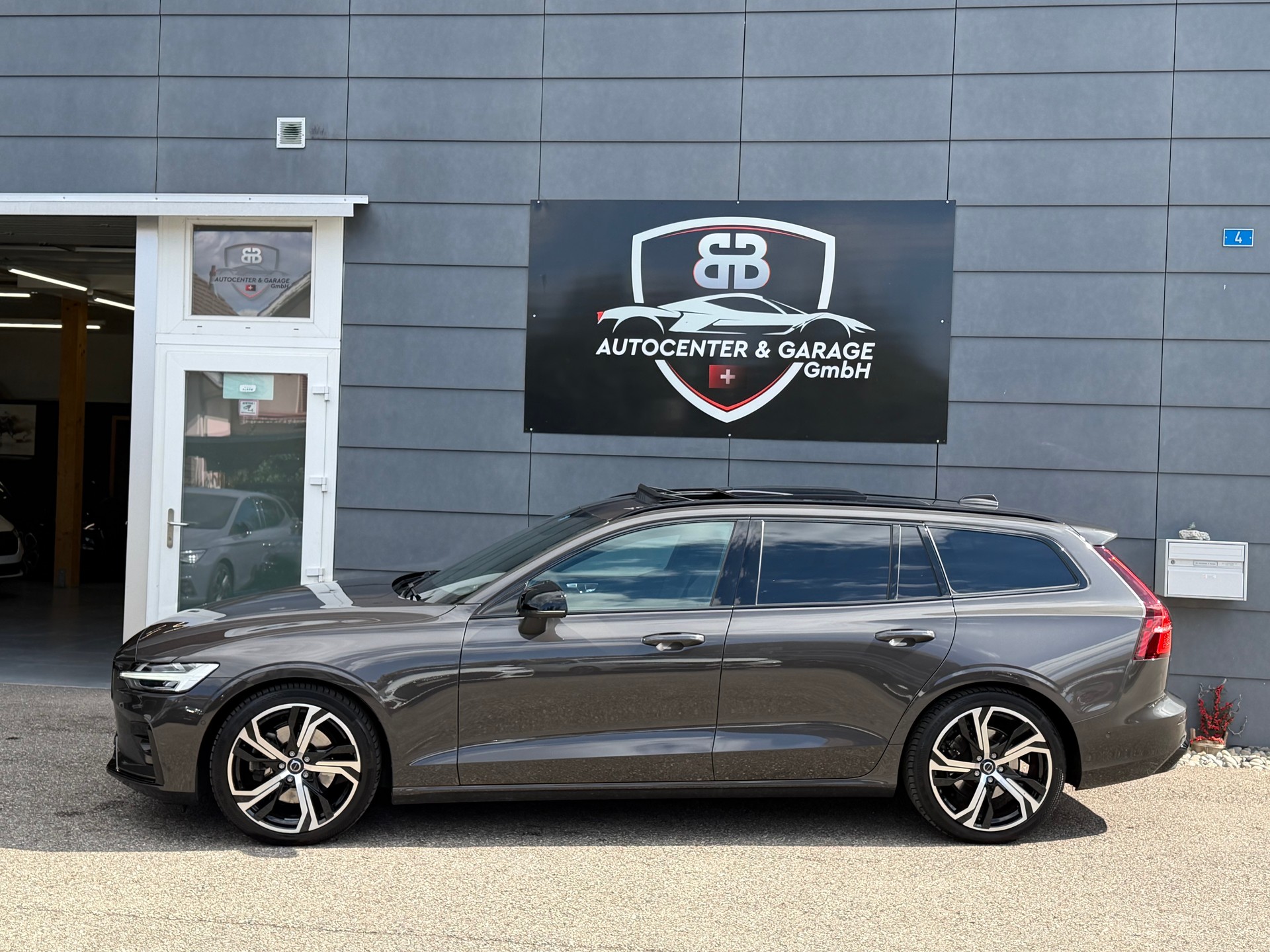 VOLVO V60 B4 Benzin Mild Hybrid Ultra Dark DCT-image-3