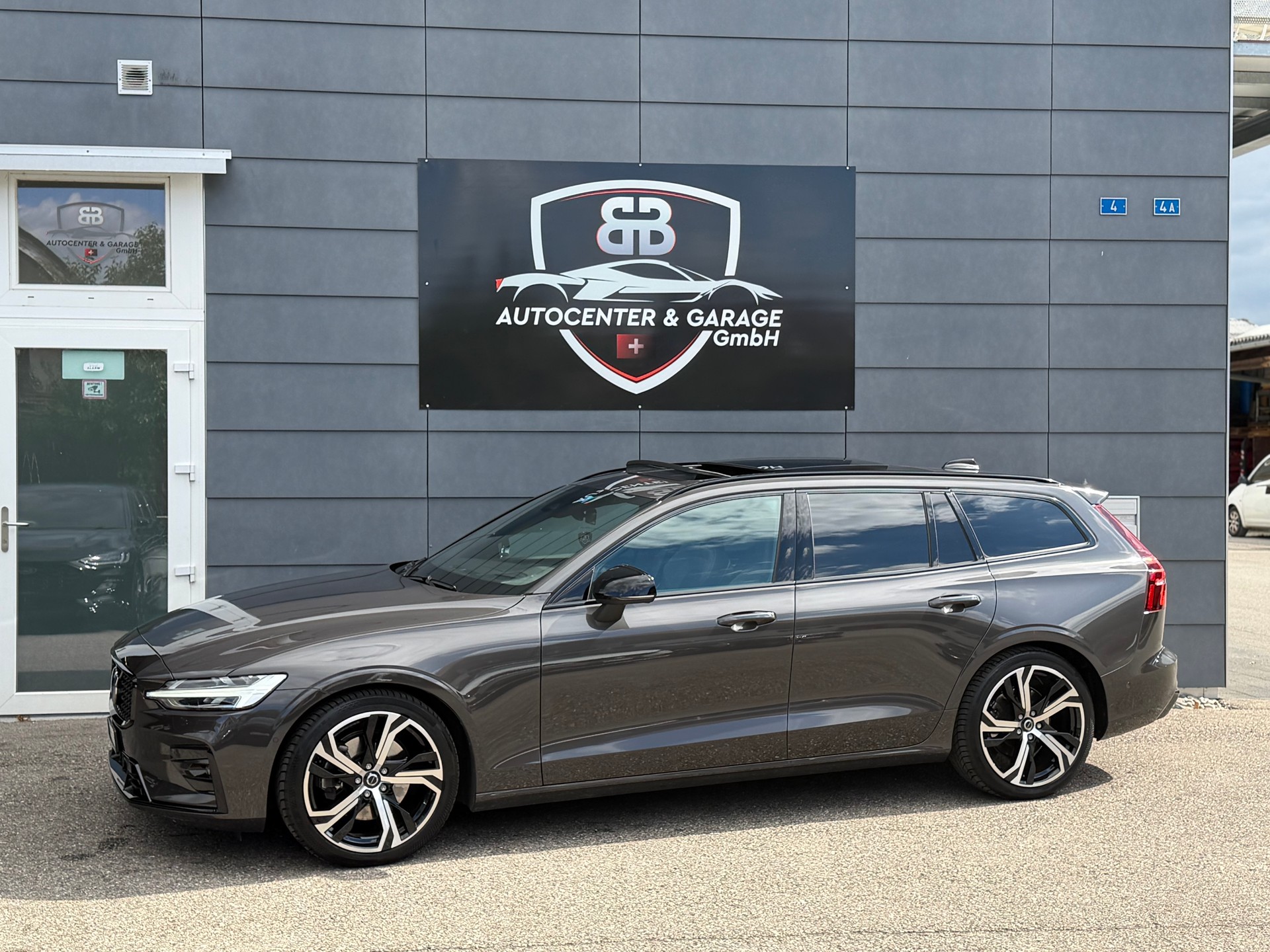 VOLVO V60 B4 Benzin Mild Hybrid Ultra Dark DCT-image-2