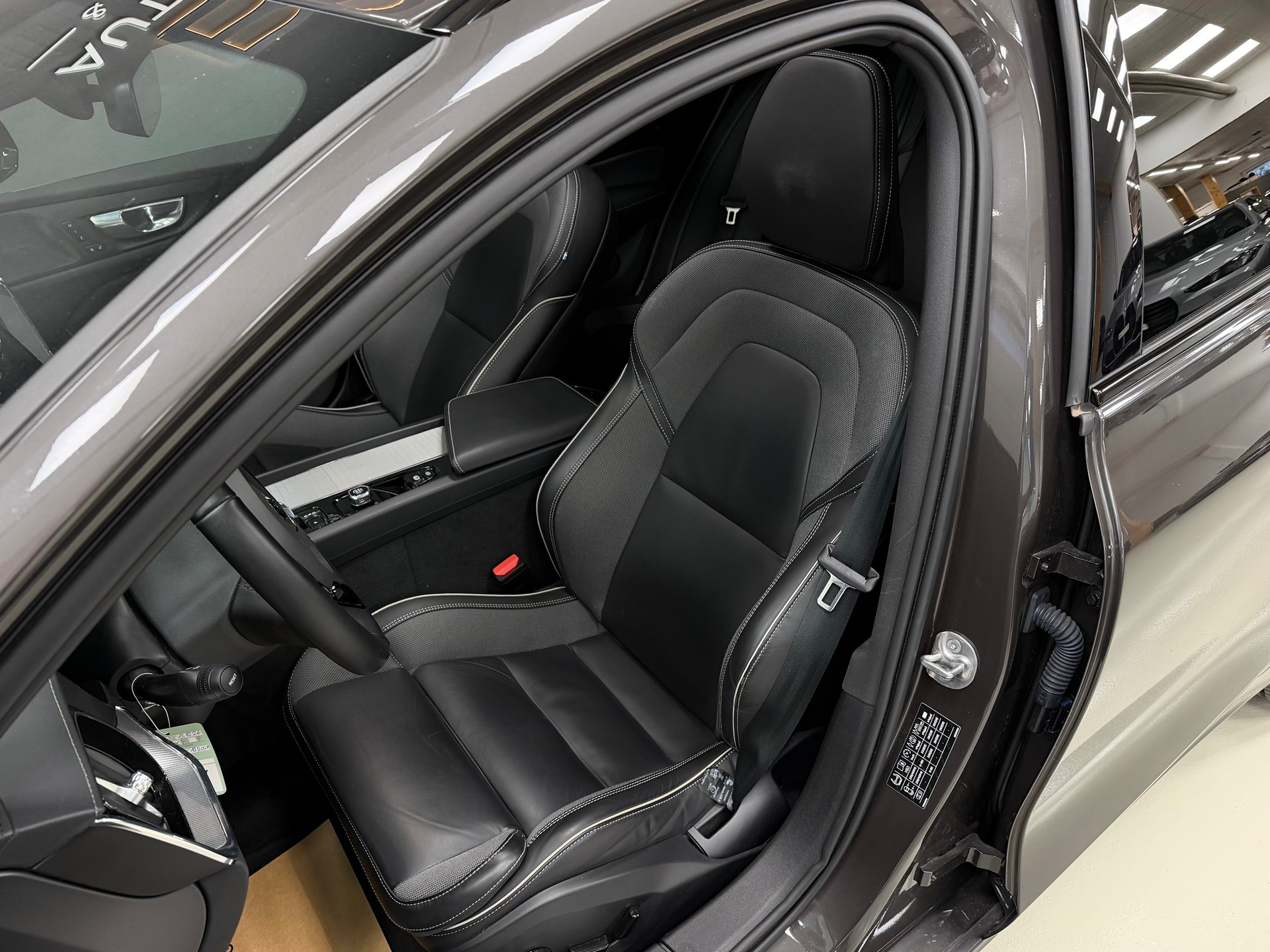 VOLVO V60 B4 Benzin Mild Hybrid Ultra Dark DCT °° 5 Jahre oder 200'000 KM Hersteller-Garantie °°-image-11