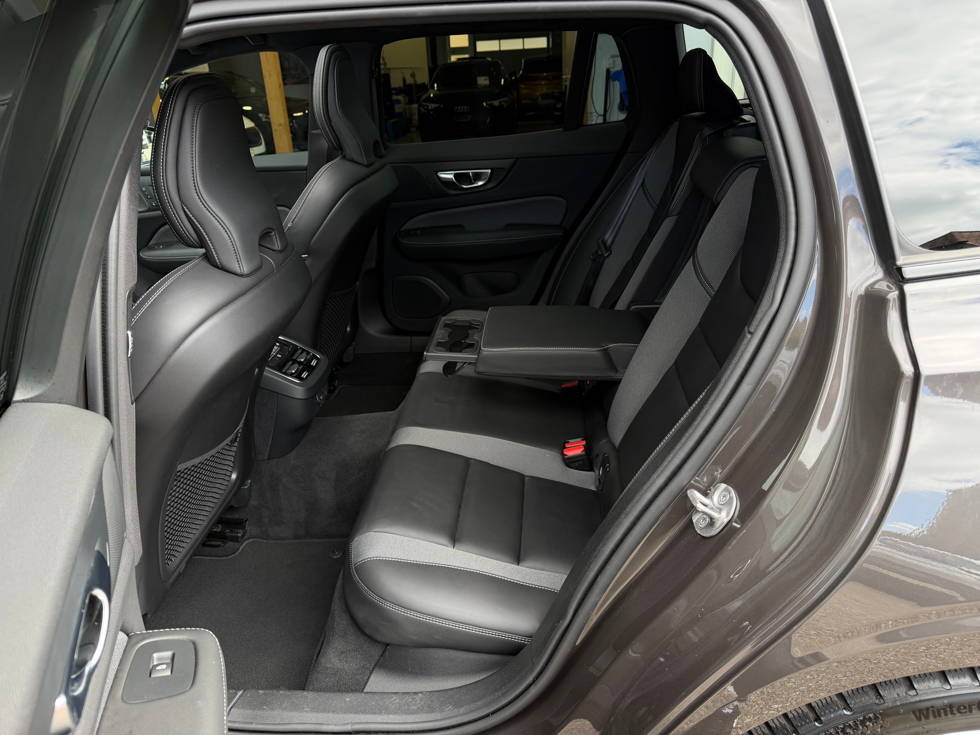 VOLVO V60 B4 Benzin Mild Hybrid Ultra Dark DCT-image-12