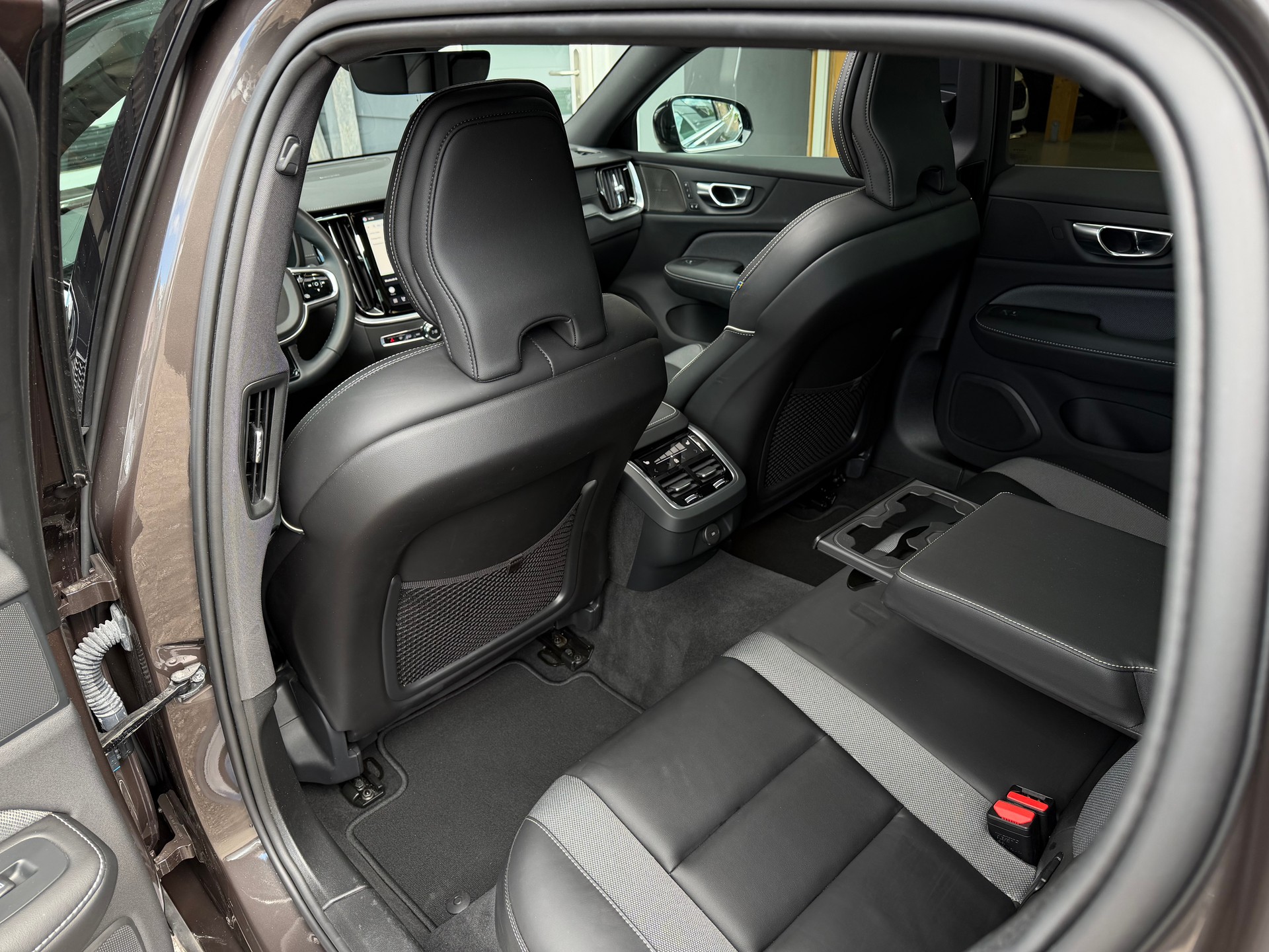 VOLVO V60 B4 Benzin Mild Hybrid Ultra Dark DCT-image-13
