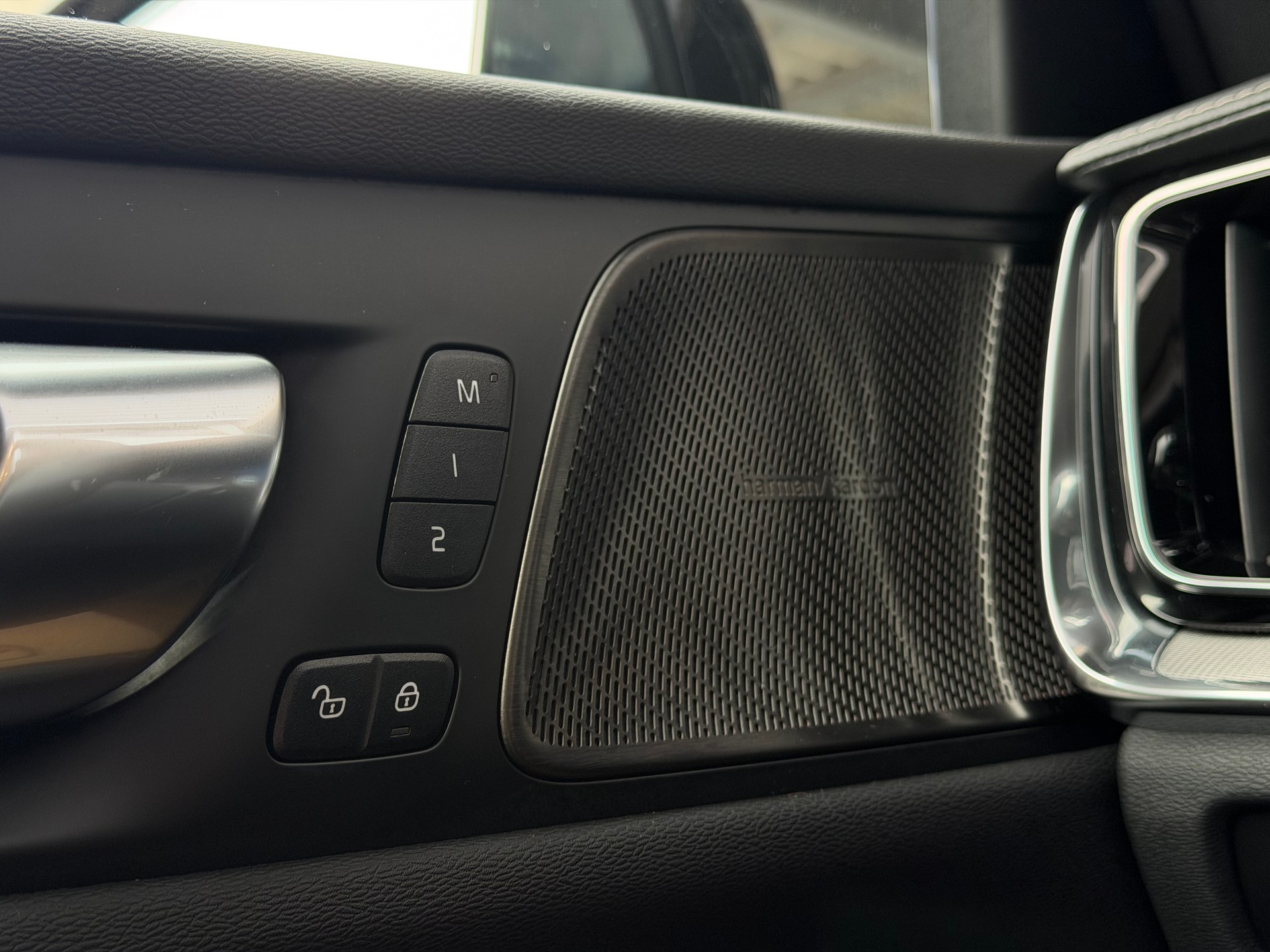 VOLVO V60 B4 Benzin Mild Hybrid Ultra Dark DCT-image-24