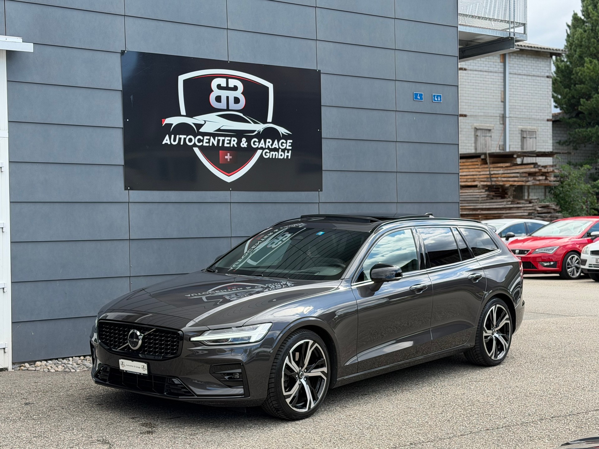 VOLVO V60 B4 Benzin Mild Hybrid Ultra Dark DCT-image-1