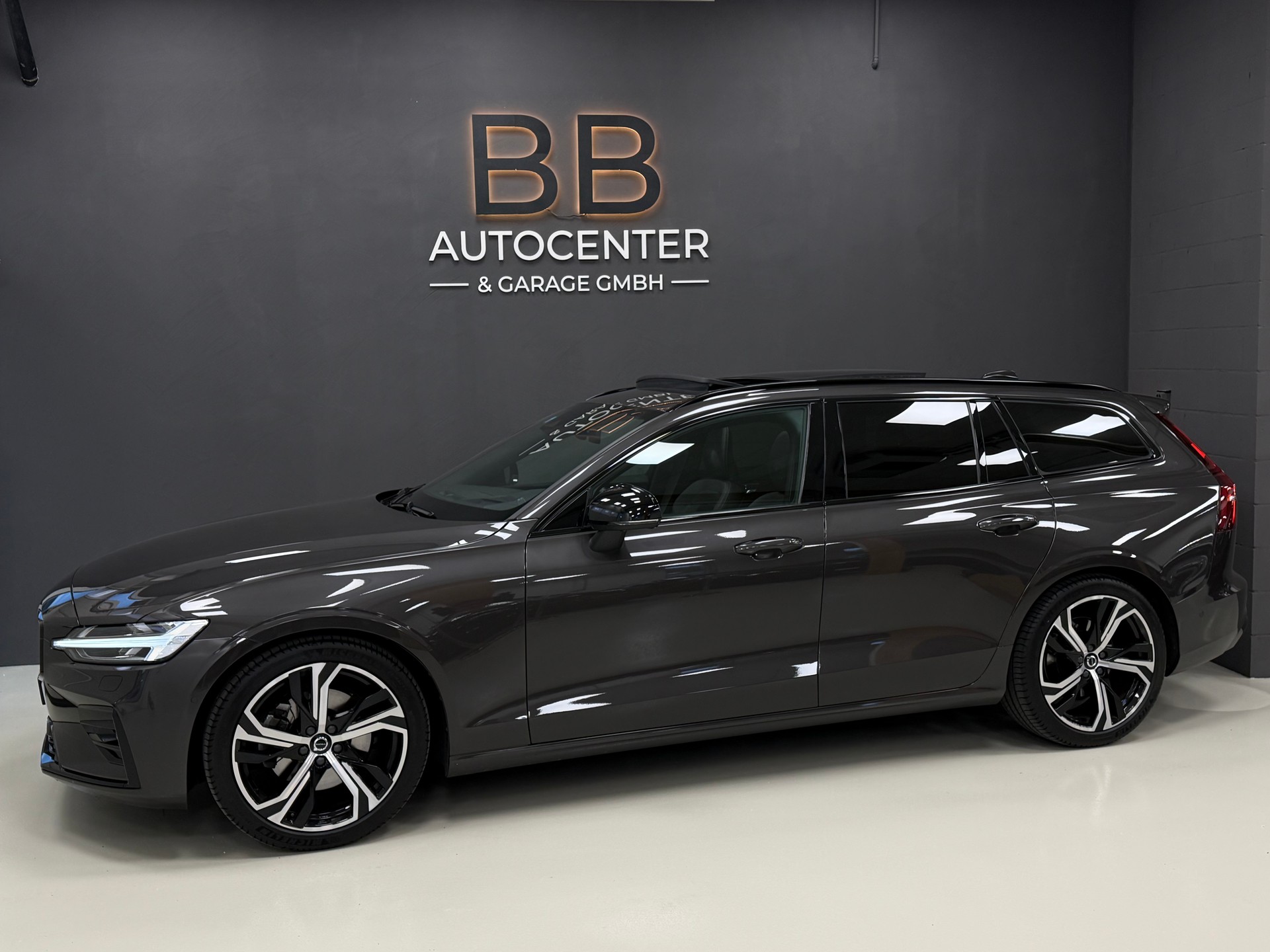 VOLVO V60 B4 Benzin Mild Hybrid Ultra Dark DCT °° 5 Jahre oder 200'000 KM Hersteller-Garantie °°-showroom-element-2