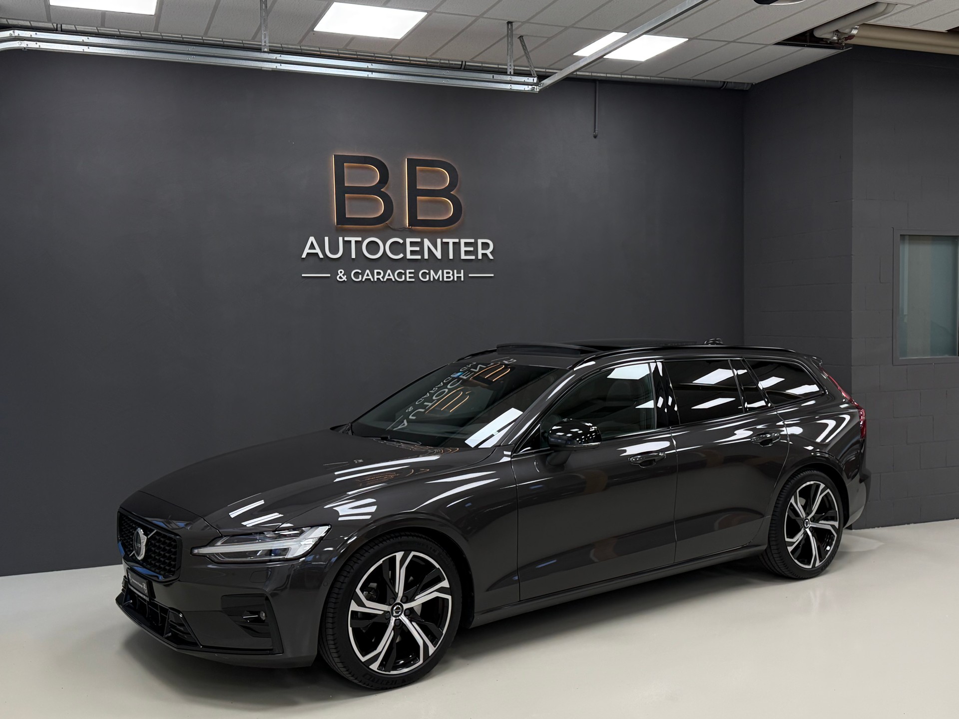 VOLVO V60 B4 Benzin Mild Hybrid Ultra Dark DCT °° 5 Jahre oder 200'000 KM Hersteller-Garantie °°-showroom-element-1