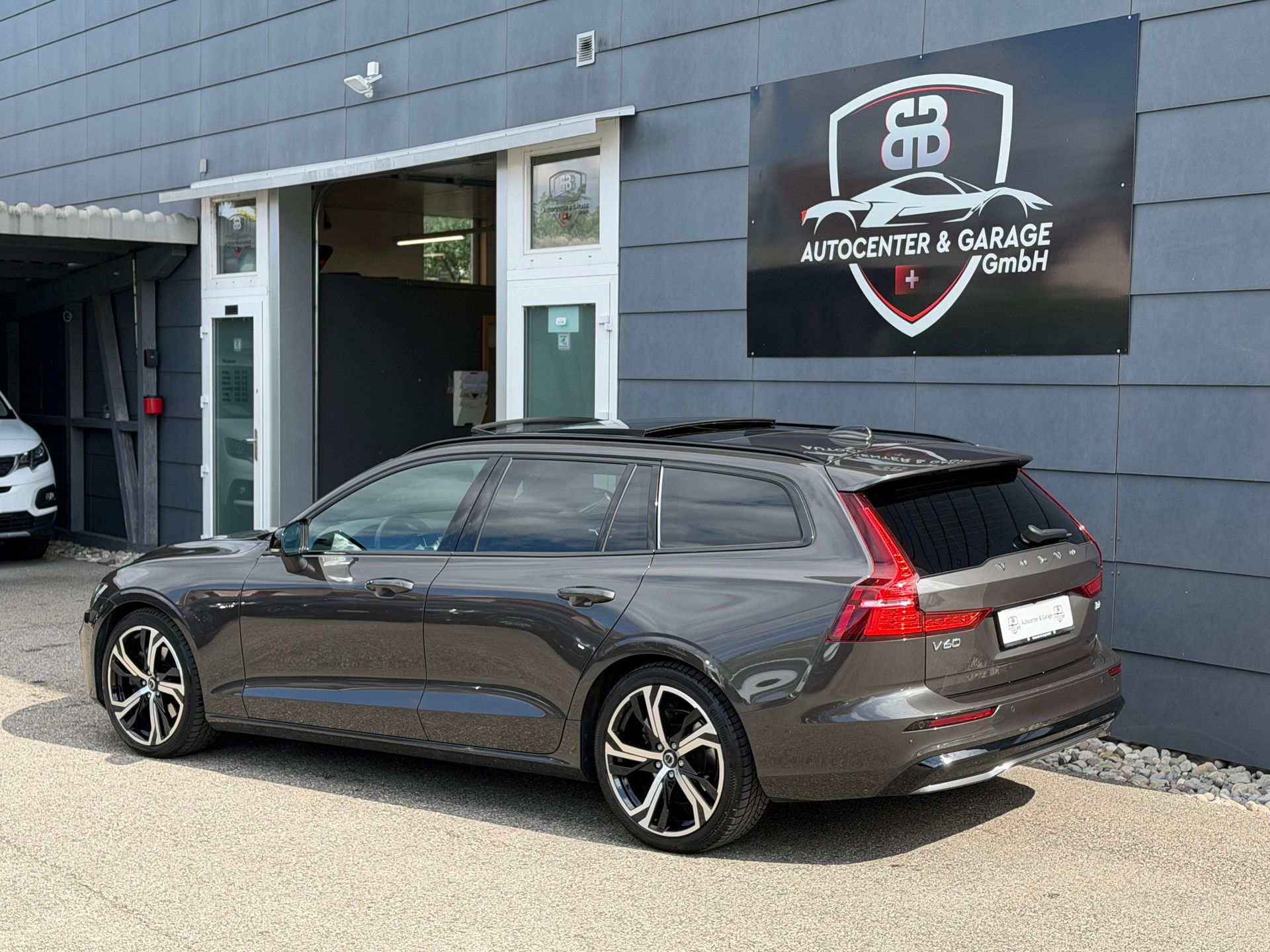 VOLVO V60 B4 Benzin Mild Hybrid Ultra Dark DCT-image-4