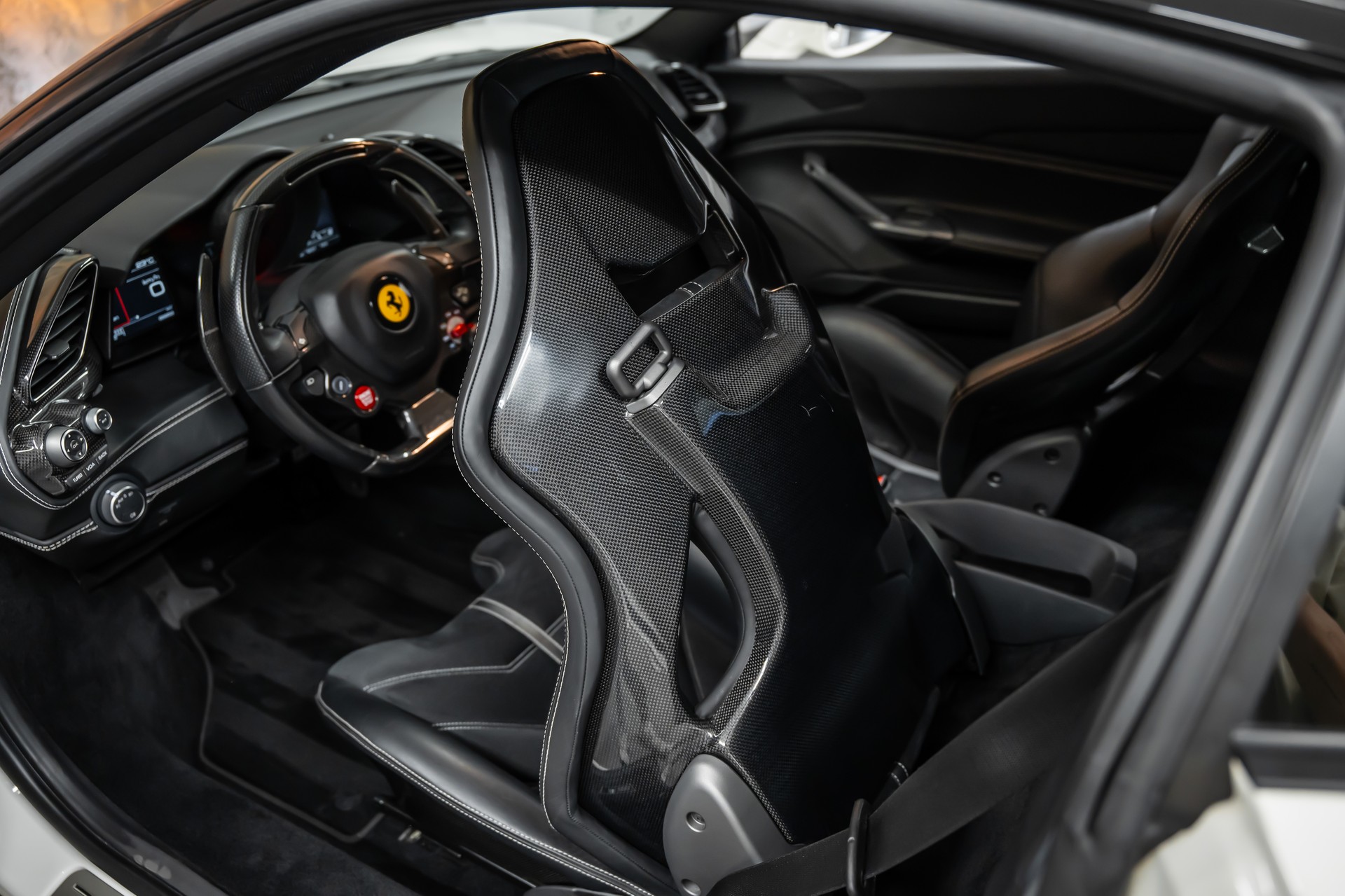 FERRARI 488 GTB 3.9 V8 *Bi-Color*Carbon-Racing-Seats*No OPF*-image-17