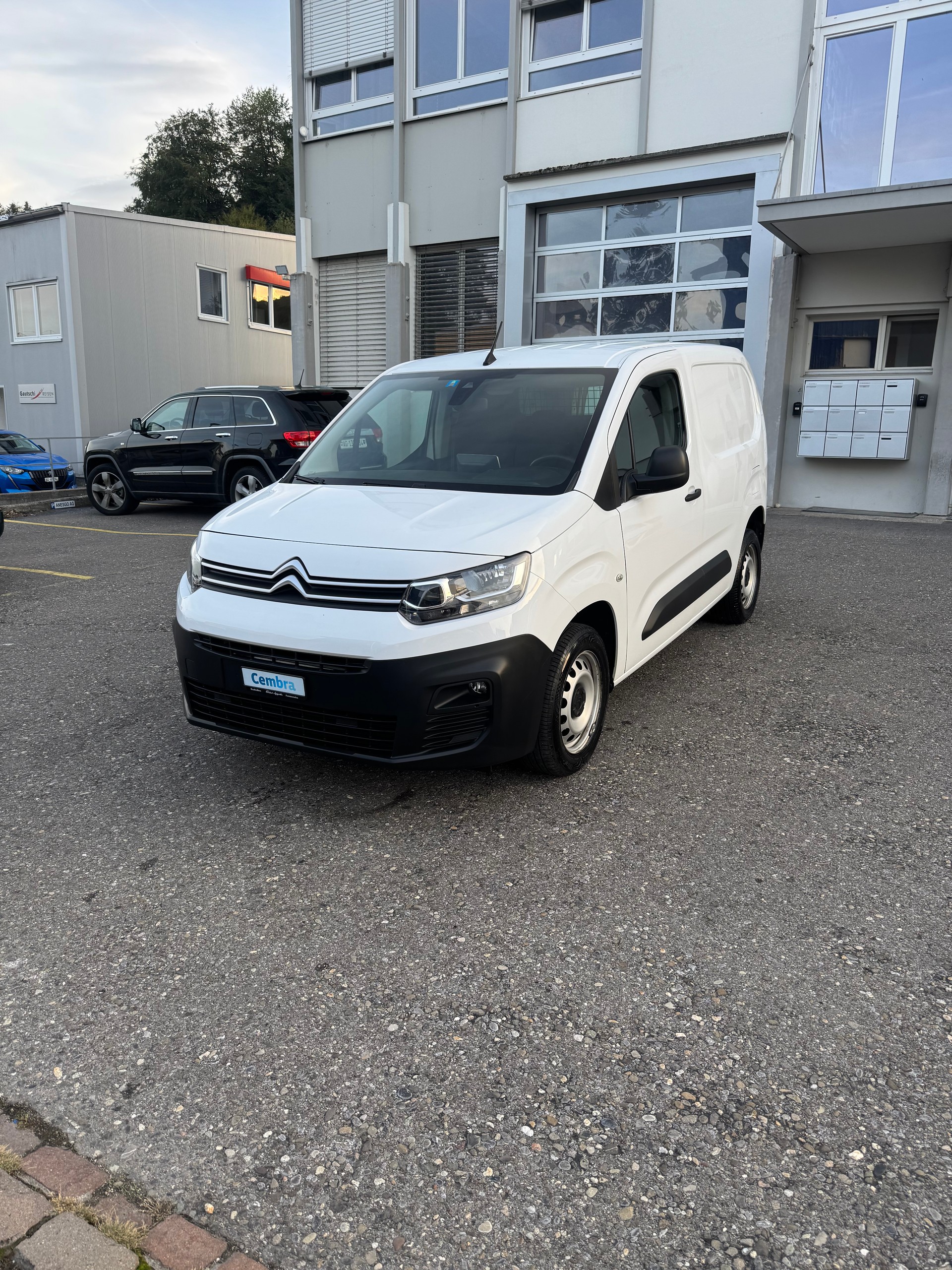 CITROEN Berlingo Van 1.2 Pure Tech 130 s/s Club EAT8 1000kg-image-1