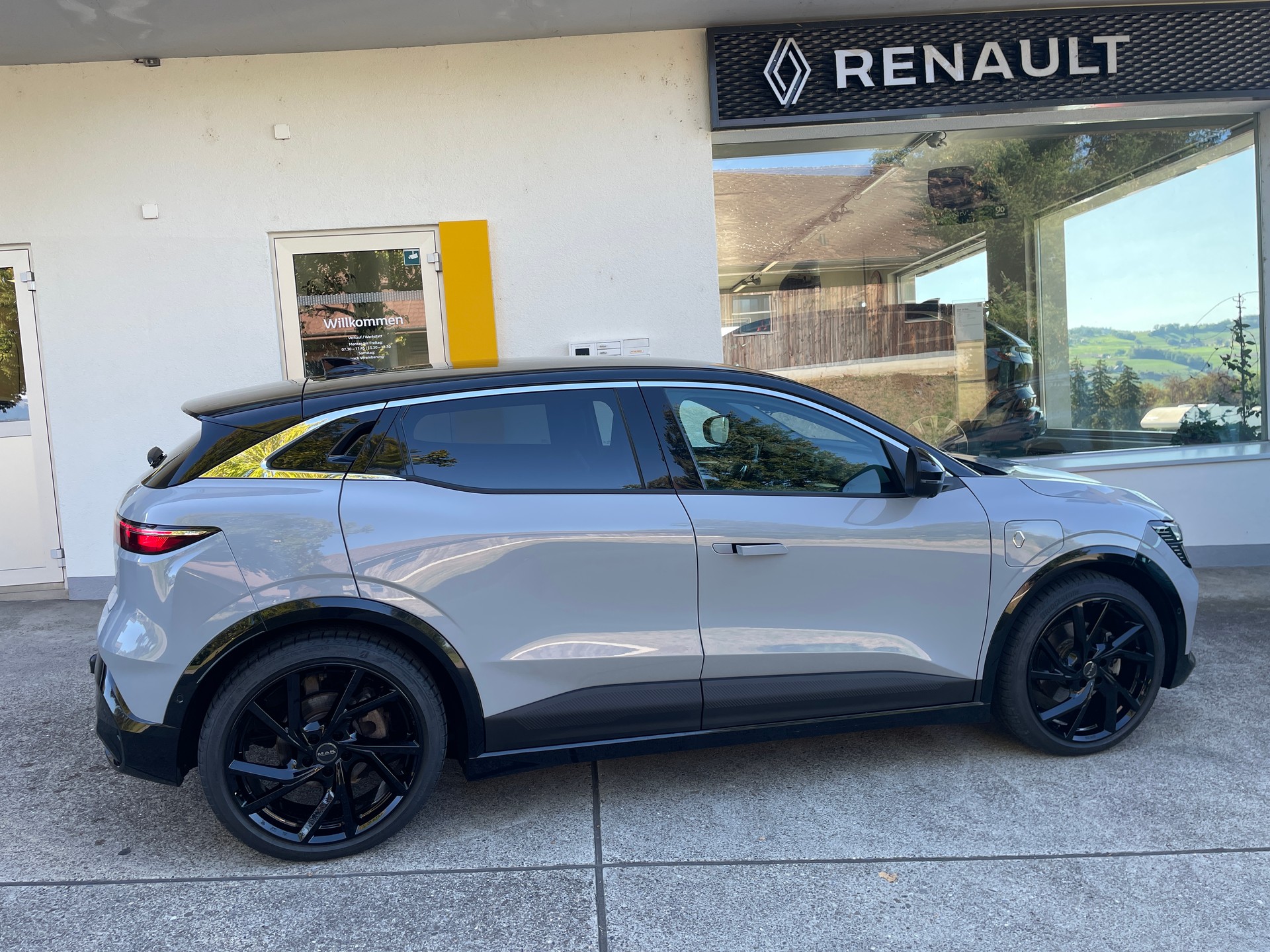 RENAULT Mégane E-TECH EV60 Iconic-image-2