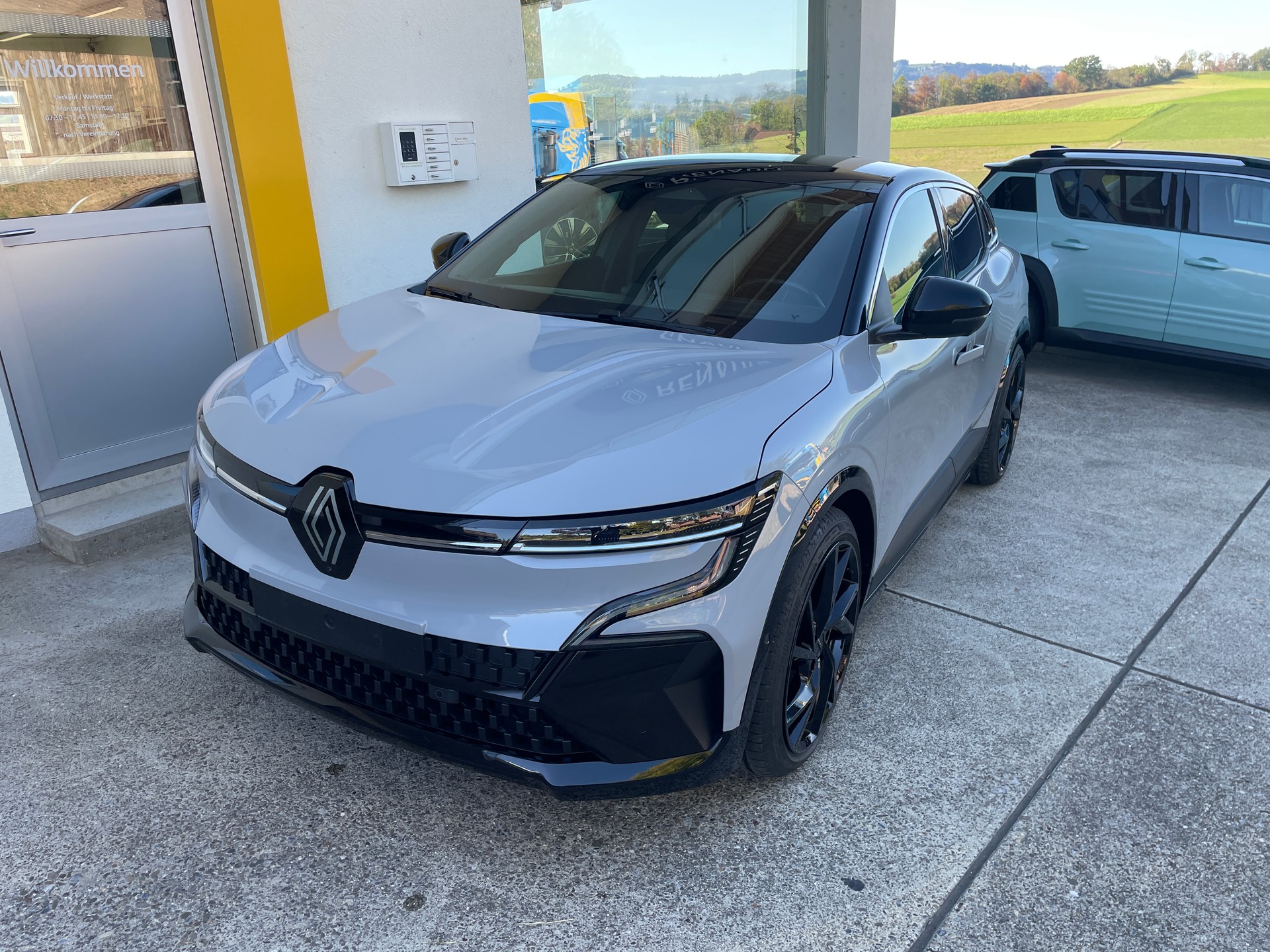 RENAULT Mégane E-TECH EV60 Iconic-image-1